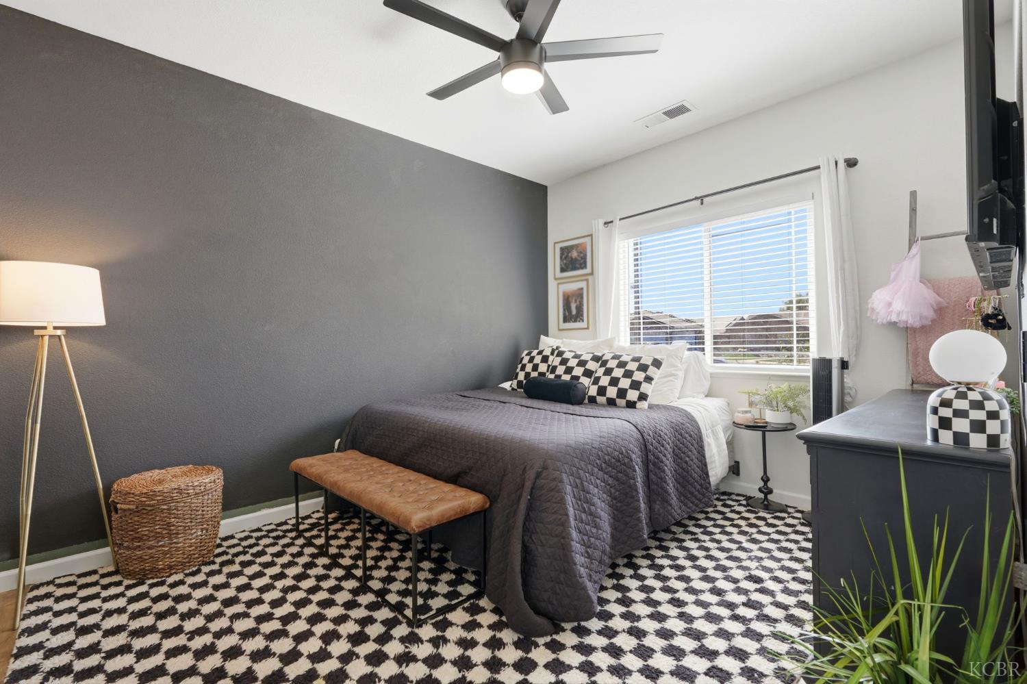 1858 W Mono Pl, Tulare, CA 93274