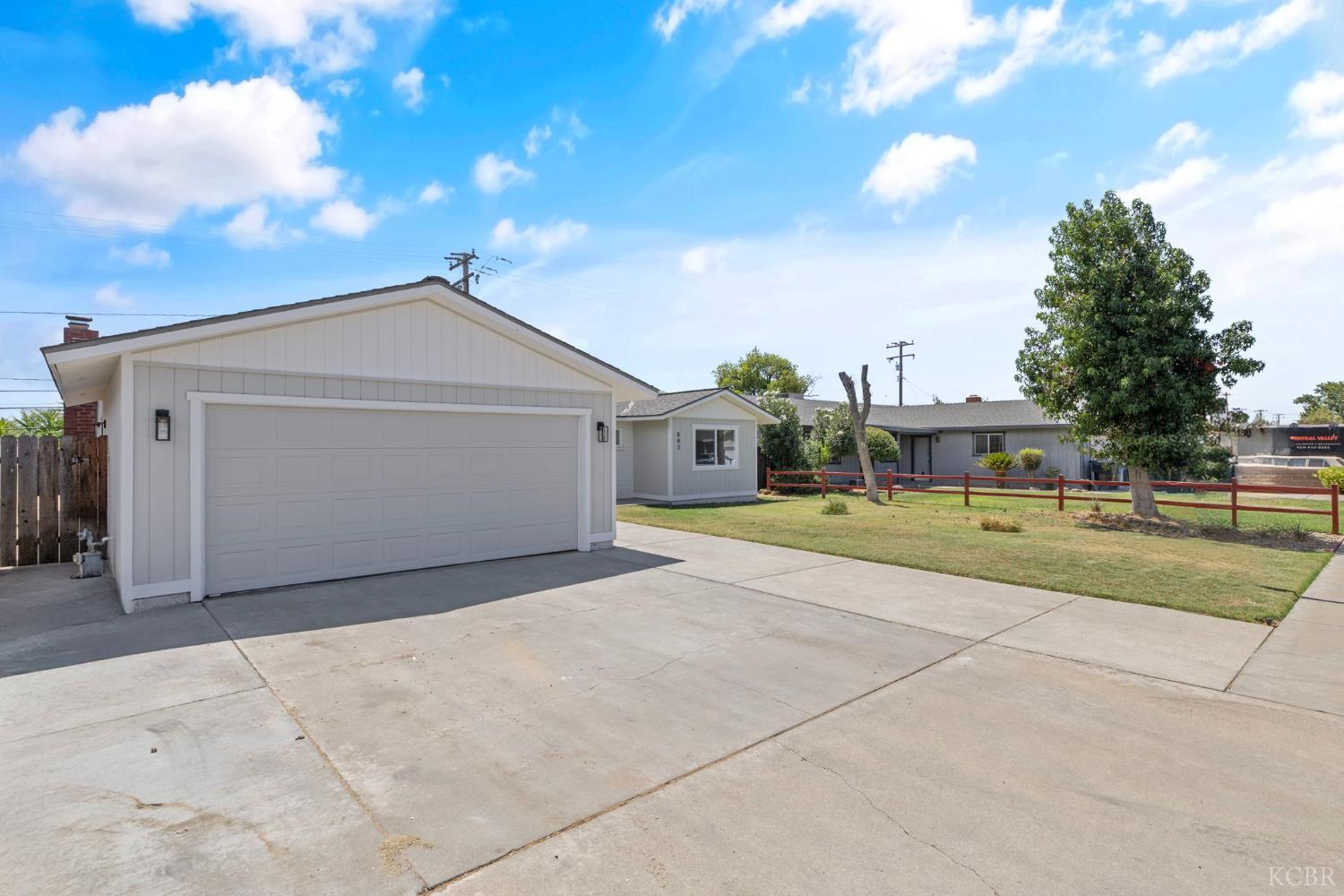883 Clover Ln, Hanford, CA 93230
