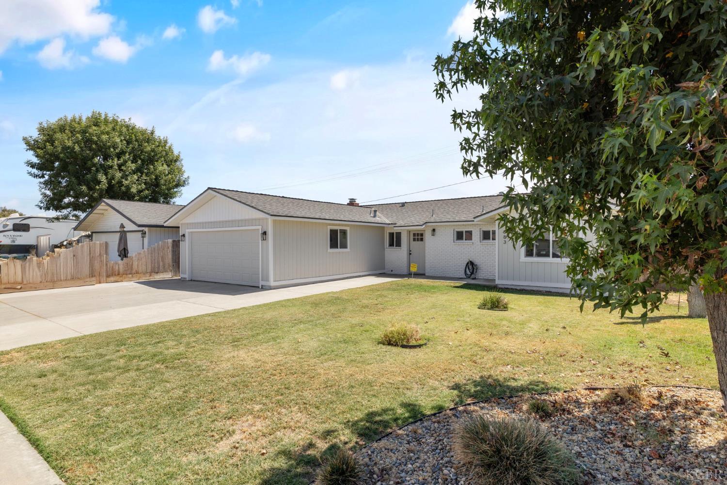 883 Clover Ln, Hanford, CA 93230