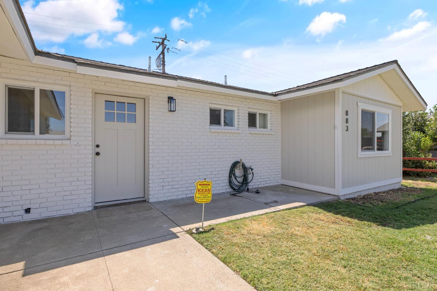 883 Clover Ln, Hanford, CA 93230