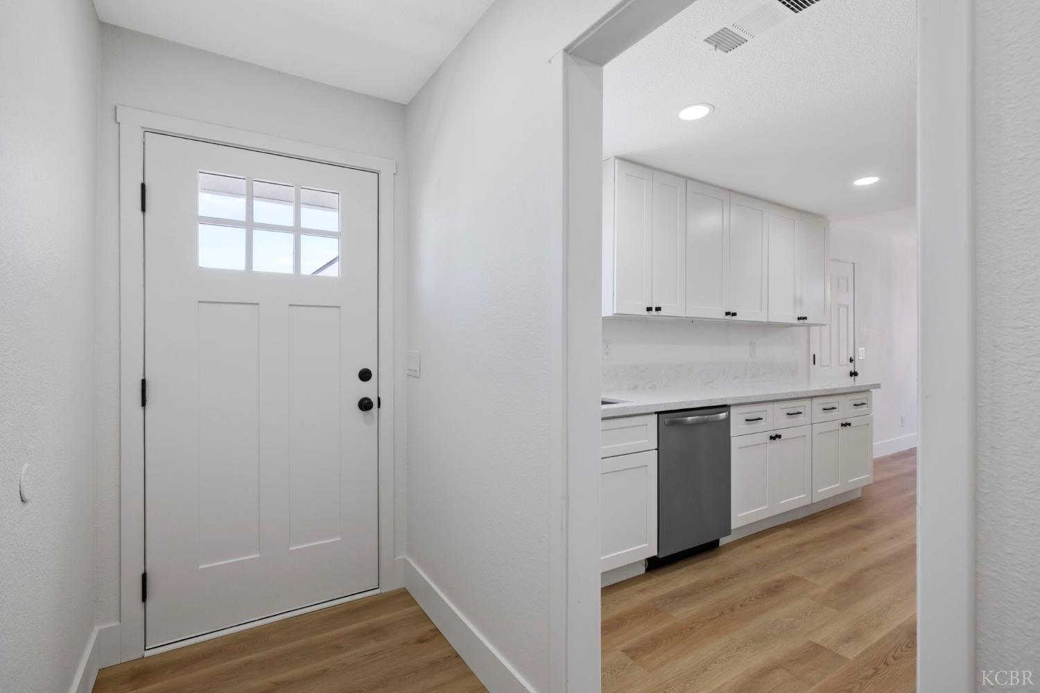 883 Clover Ln, Hanford, CA 93230