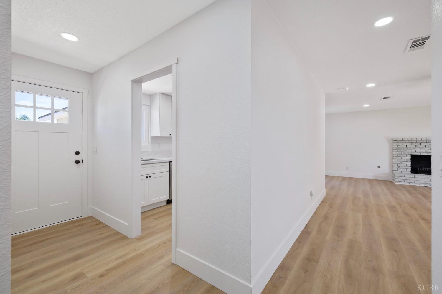 883 Clover Ln, Hanford, CA 93230