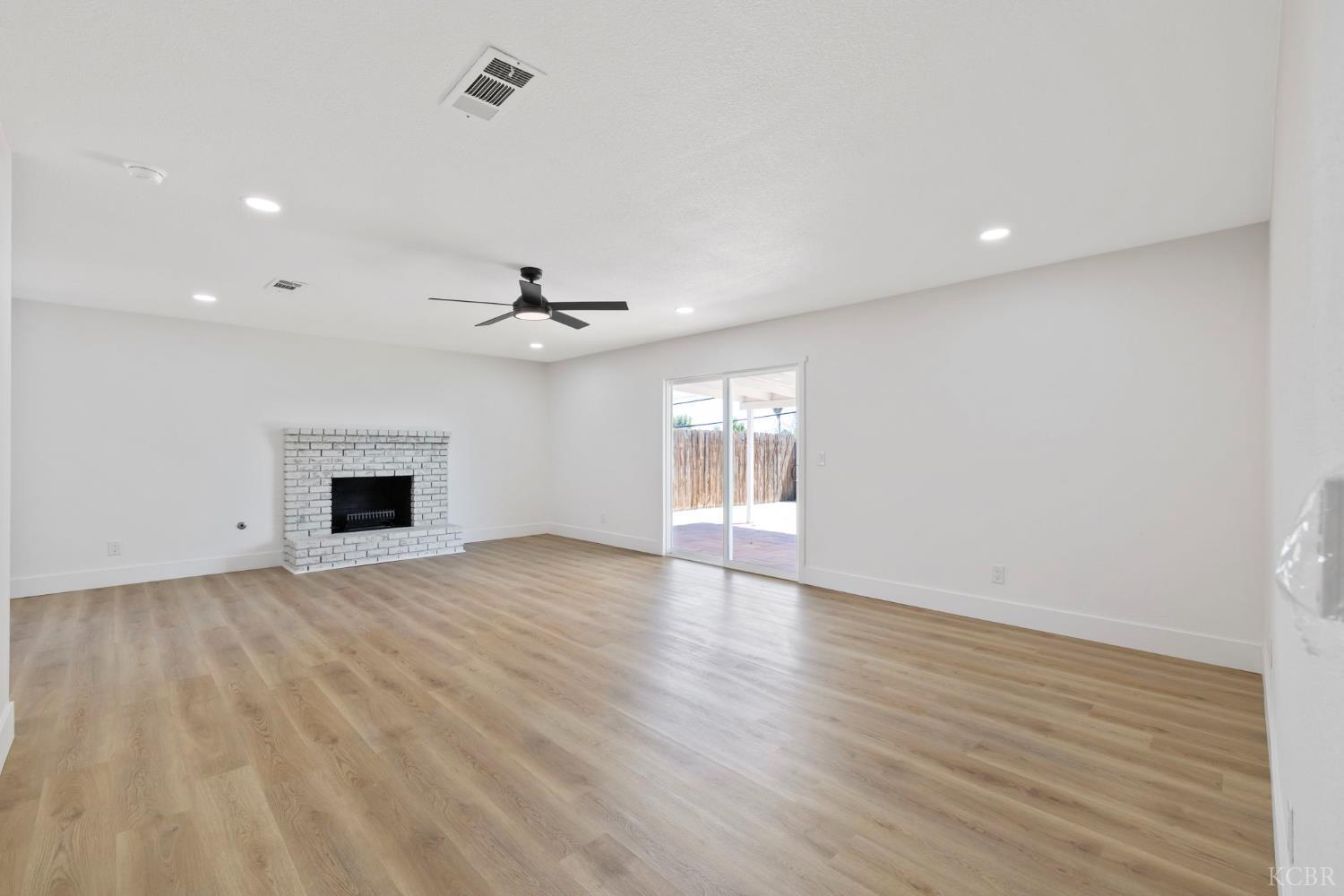 883 Clover Ln, Hanford, CA 93230