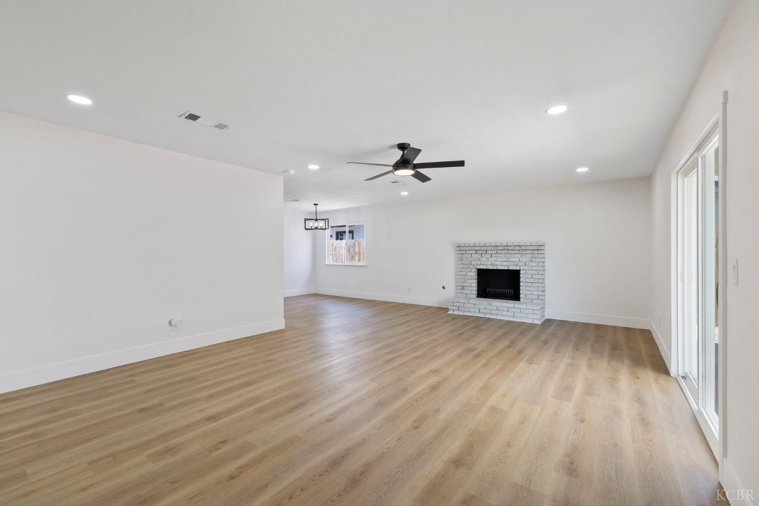 883 Clover Ln, Hanford, CA 93230