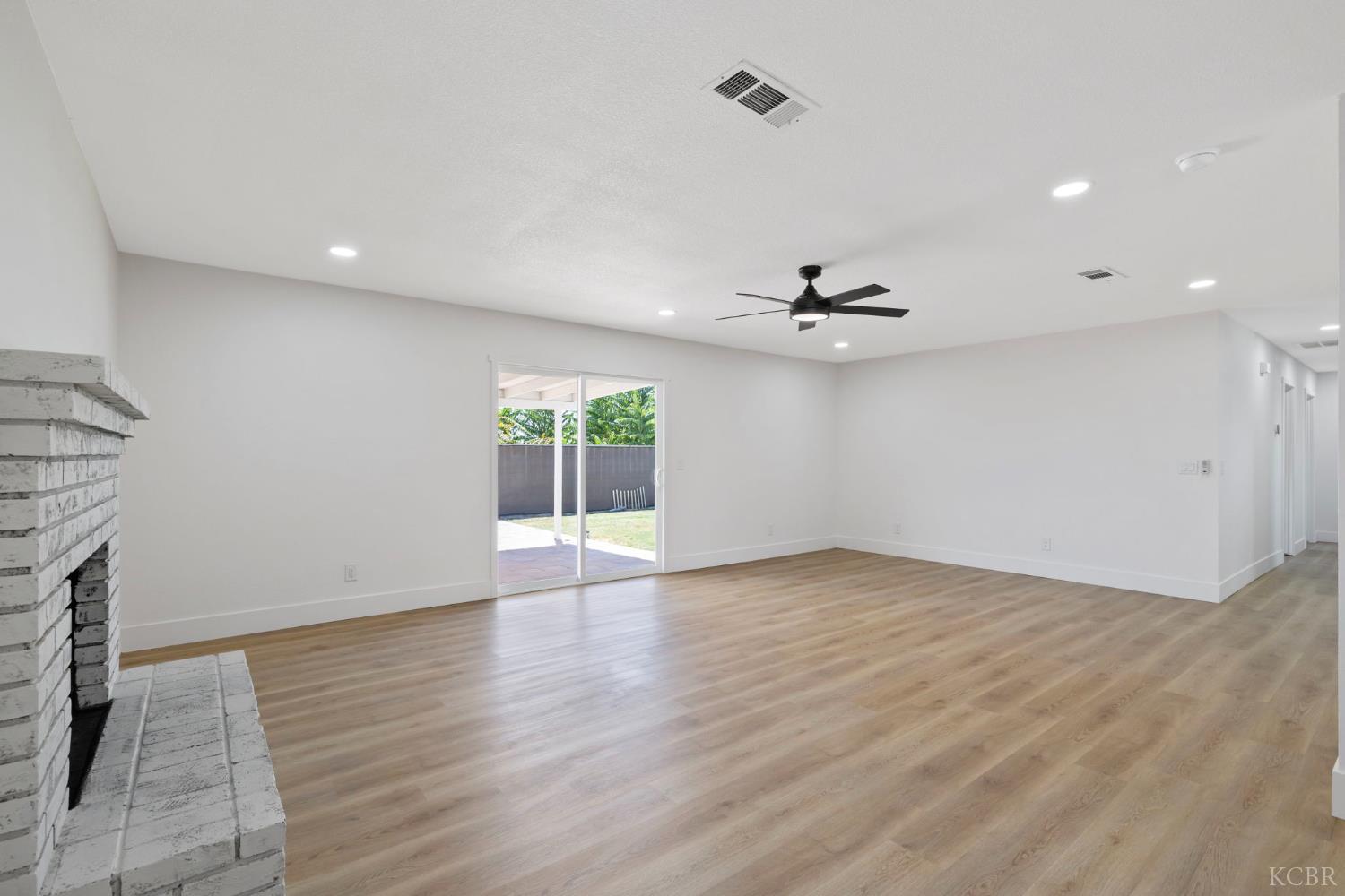 883 Clover Ln, Hanford, CA 93230