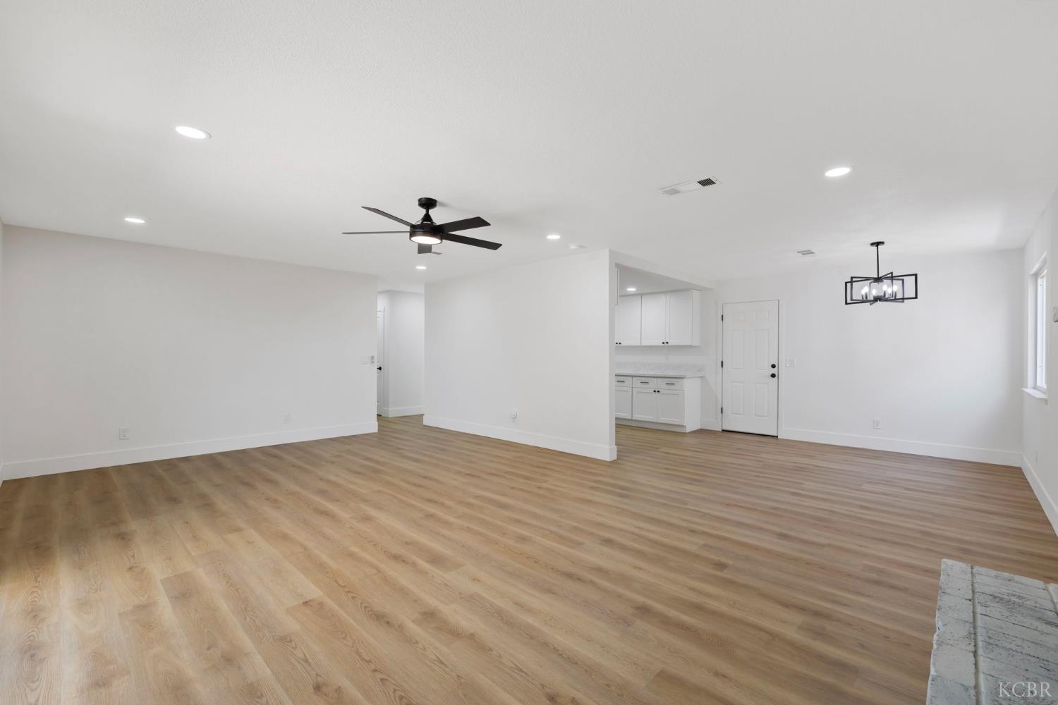 883 Clover Ln, Hanford, CA 93230