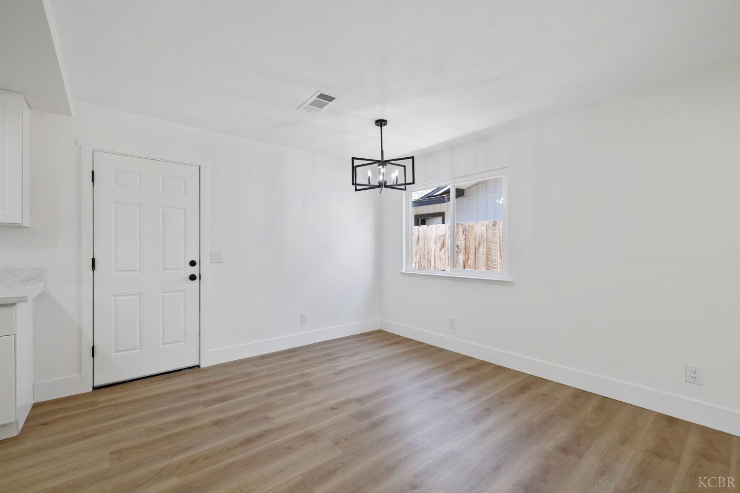 883 Clover Ln, Hanford, CA 93230