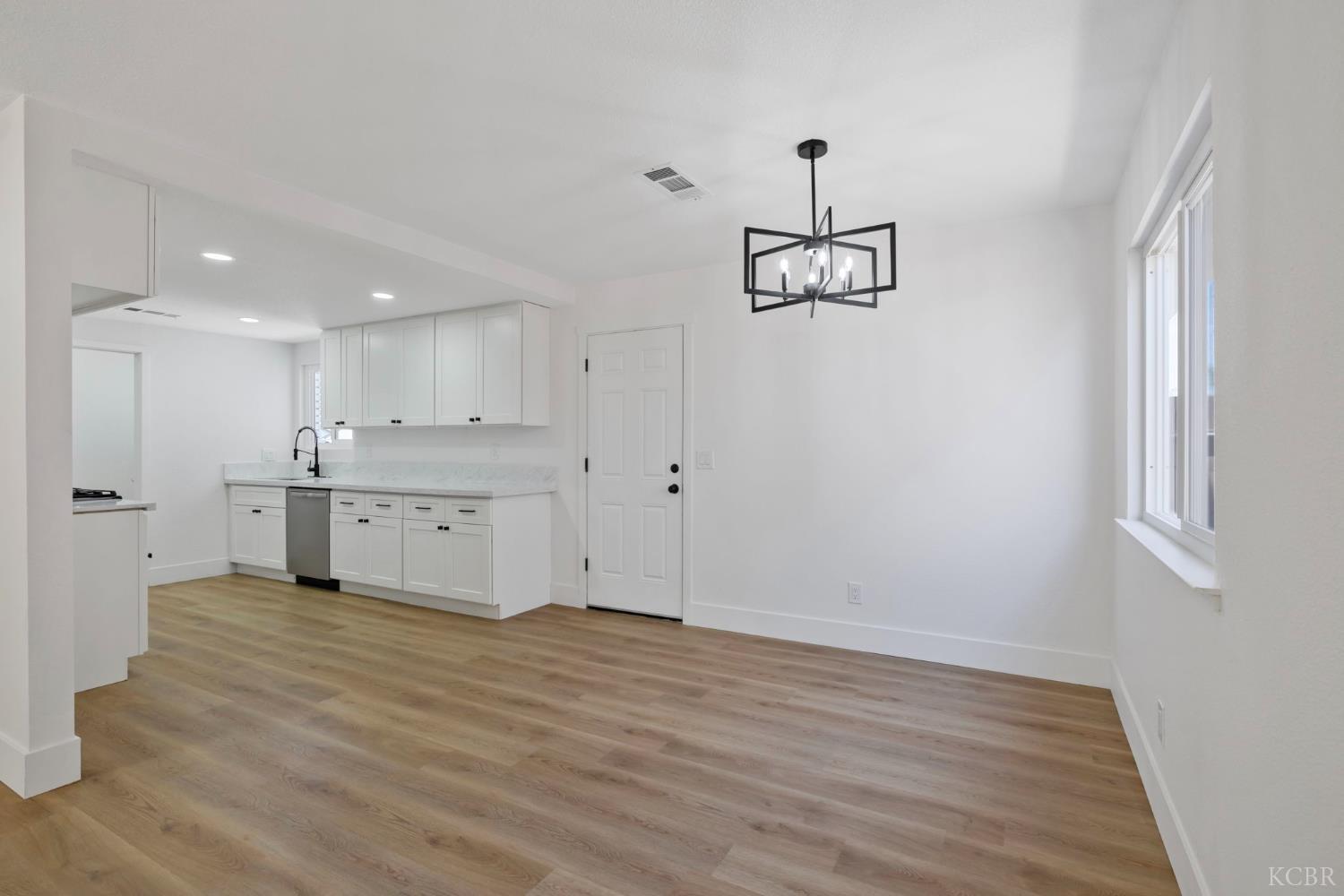 883 Clover Ln, Hanford, CA 93230