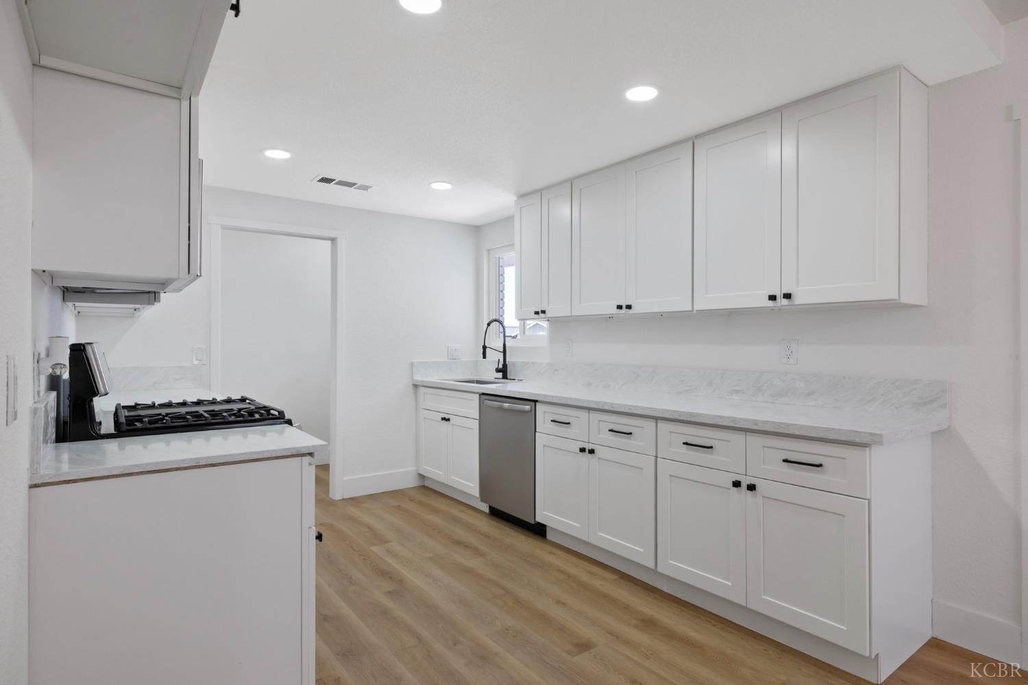 883 Clover Ln, Hanford, CA 93230
