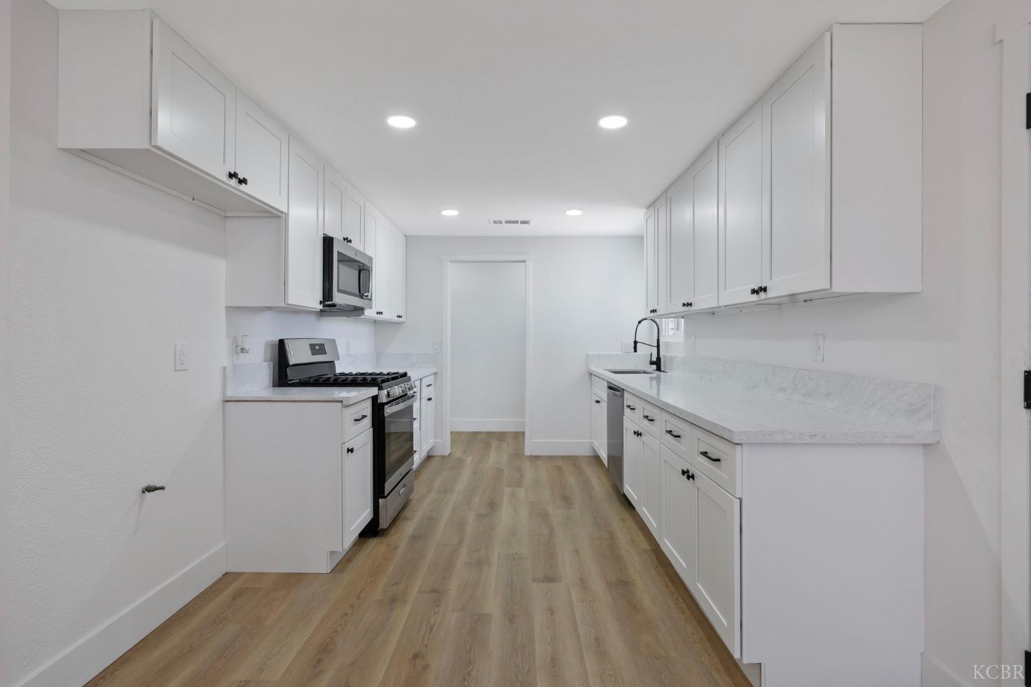 883 Clover Ln, Hanford, CA 93230