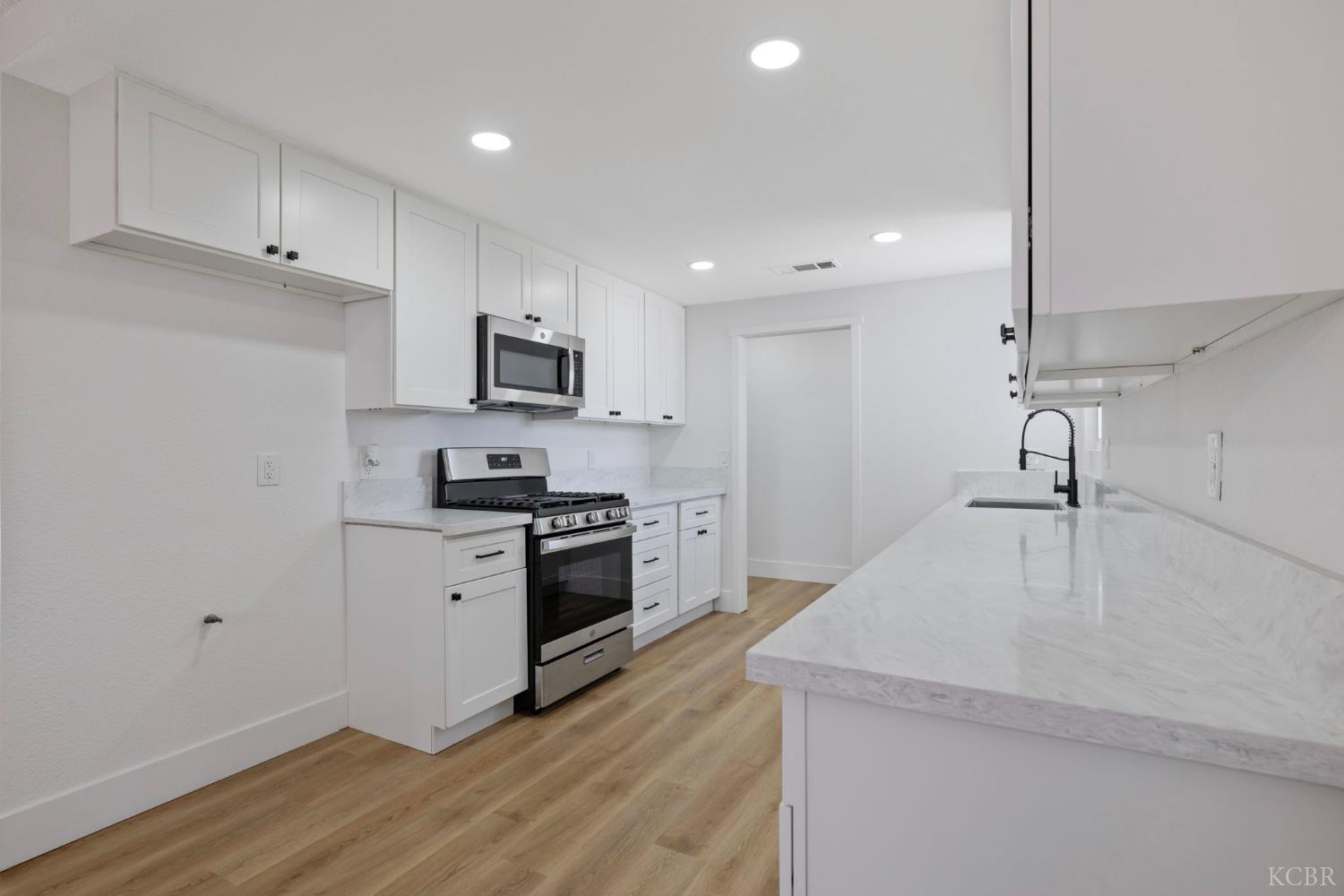 883 Clover Ln, Hanford, CA 93230