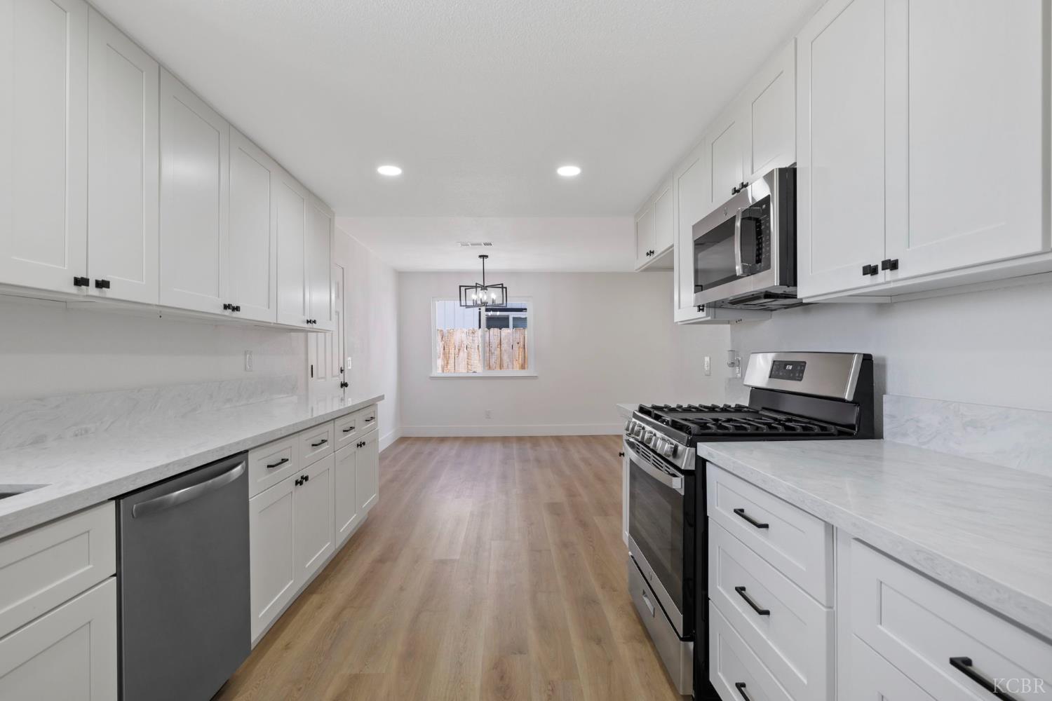 883 Clover Ln, Hanford, CA 93230