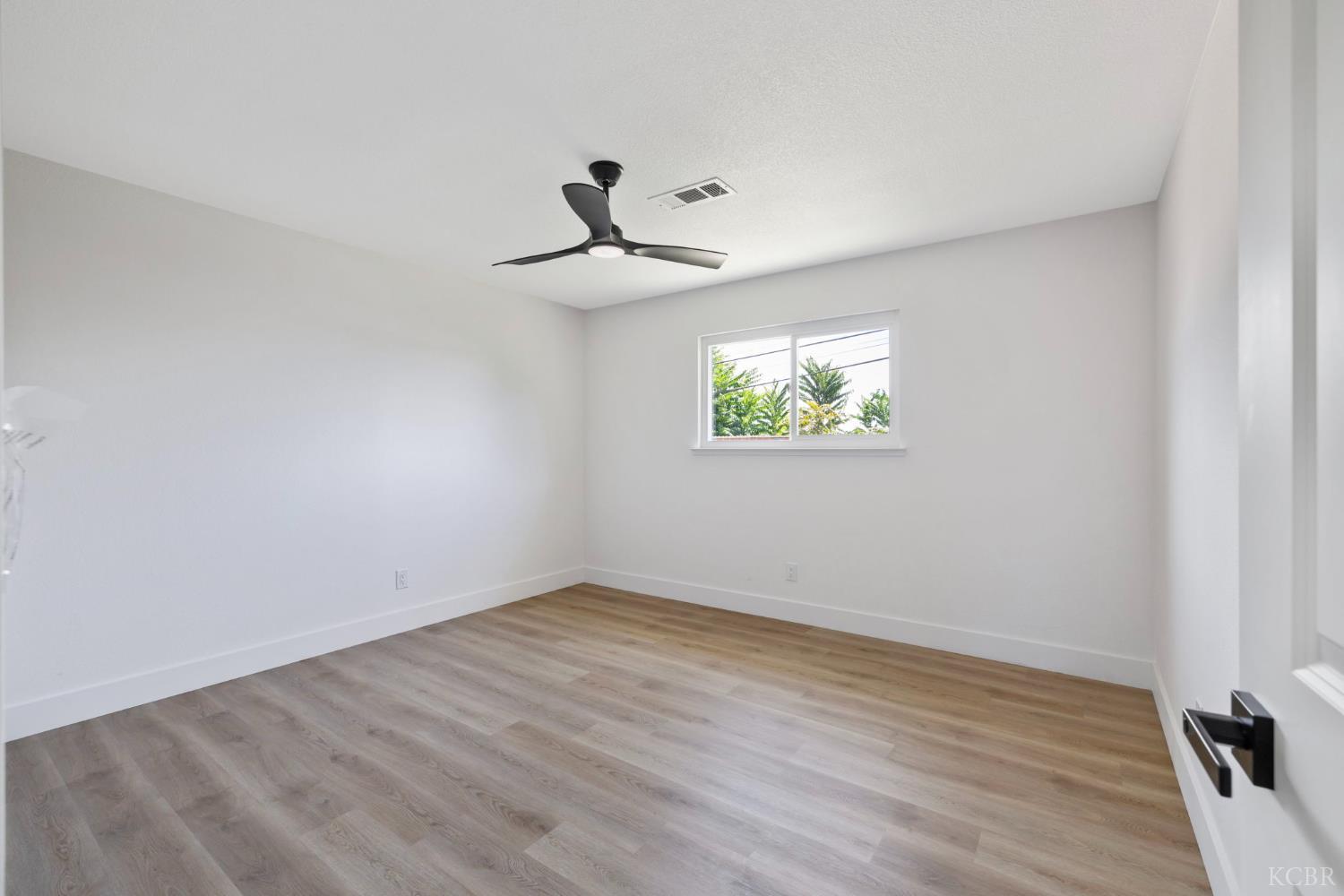 883 Clover Ln, Hanford, CA 93230