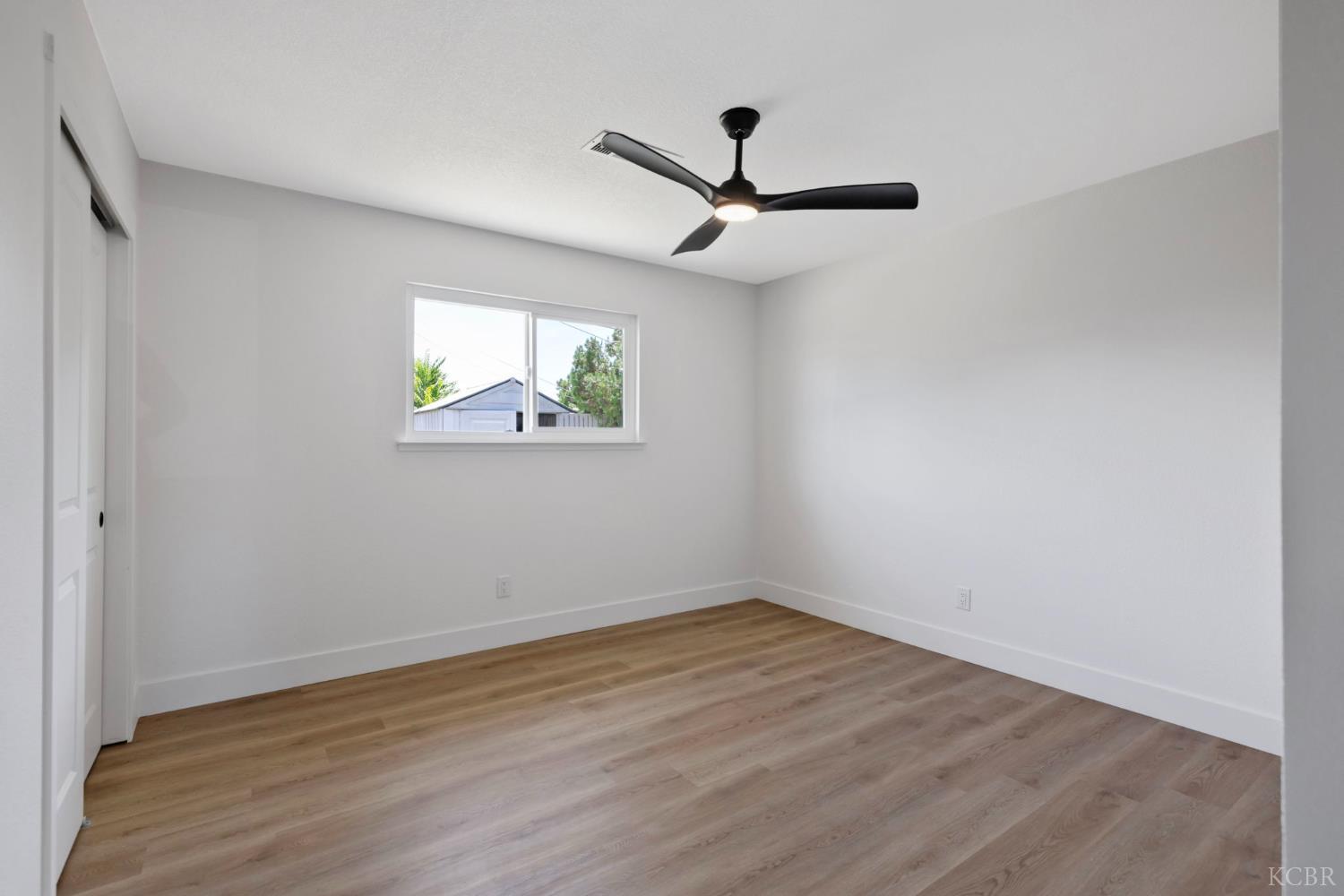 883 Clover Ln, Hanford, CA 93230