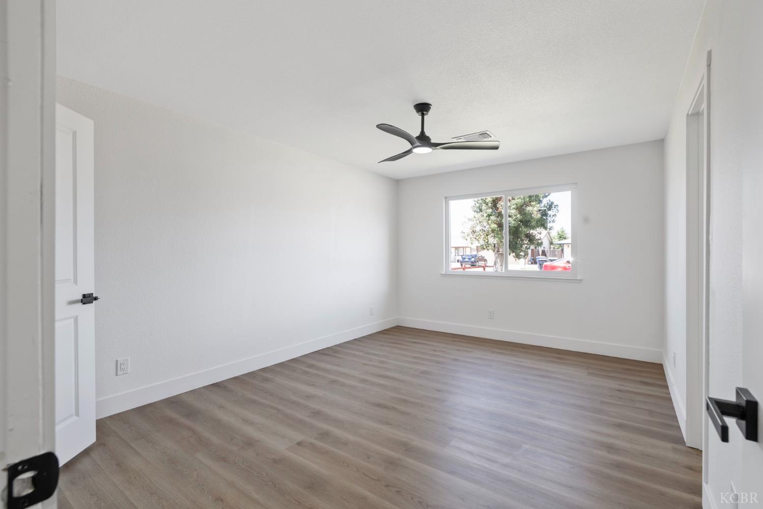 883 Clover Ln, Hanford, CA 93230