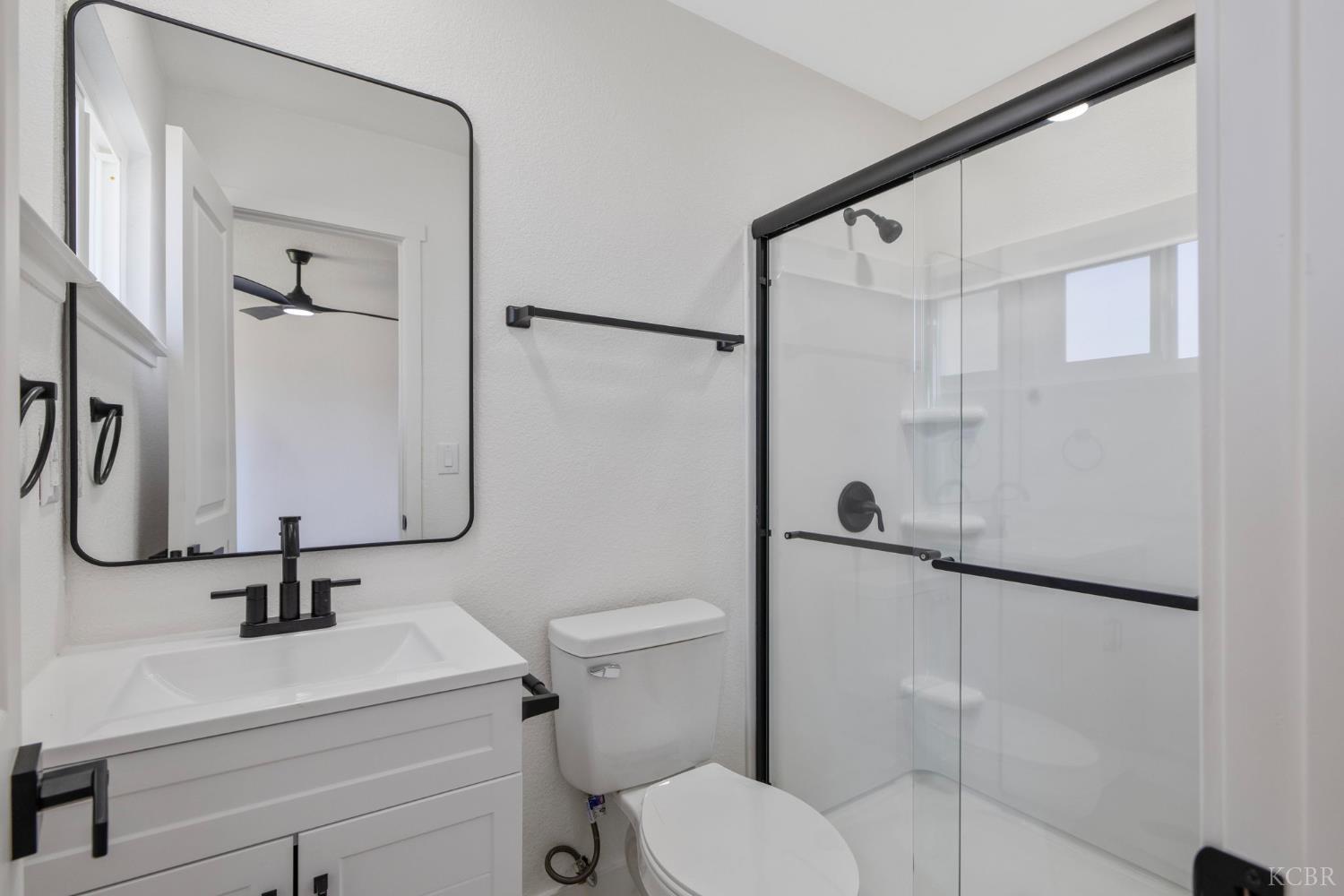 883 Clover Ln, Hanford, CA 93230