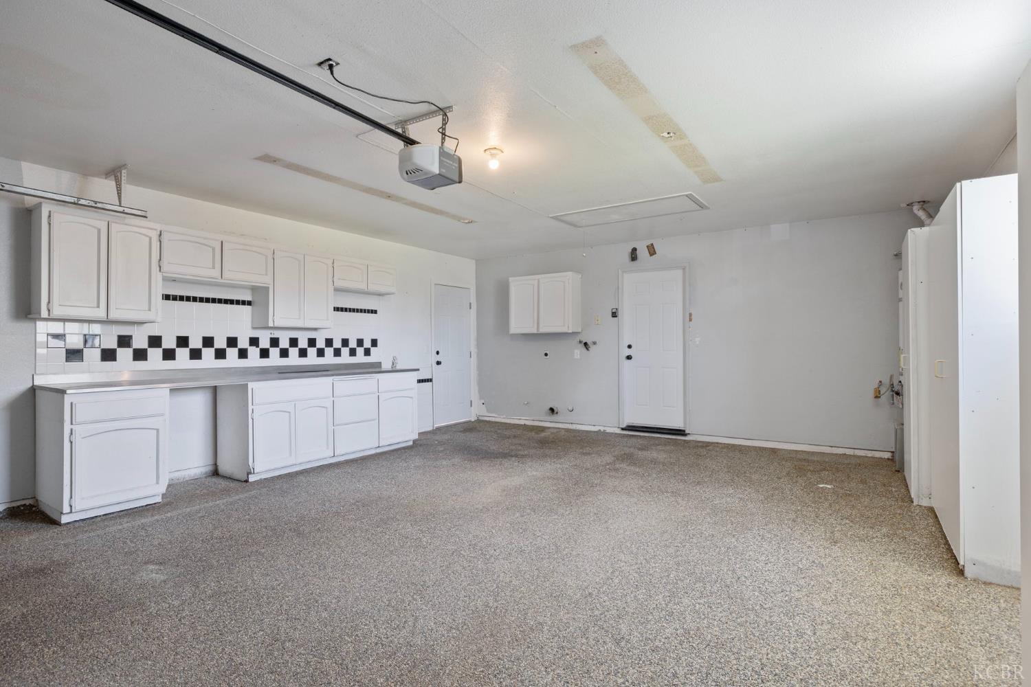 883 Clover Ln, Hanford, CA 93230