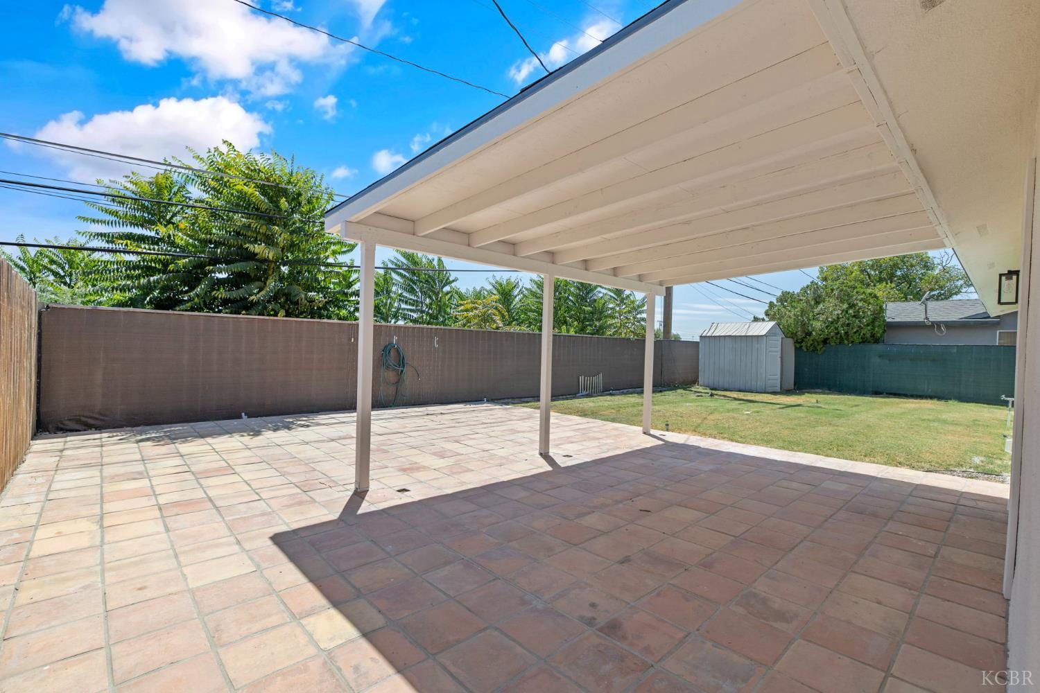 883 Clover Ln, Hanford, CA 93230
