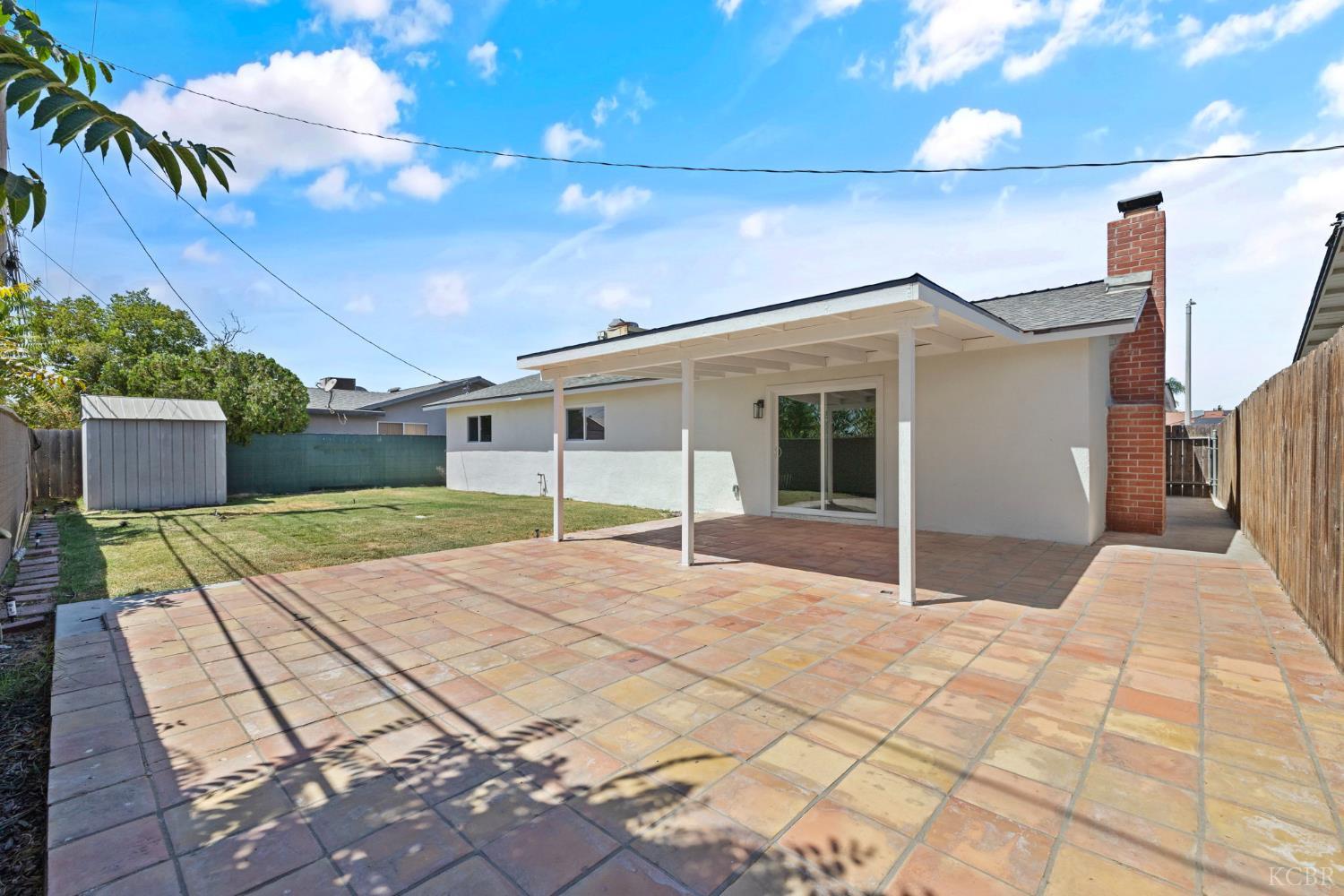 883 Clover Ln, Hanford, CA 93230