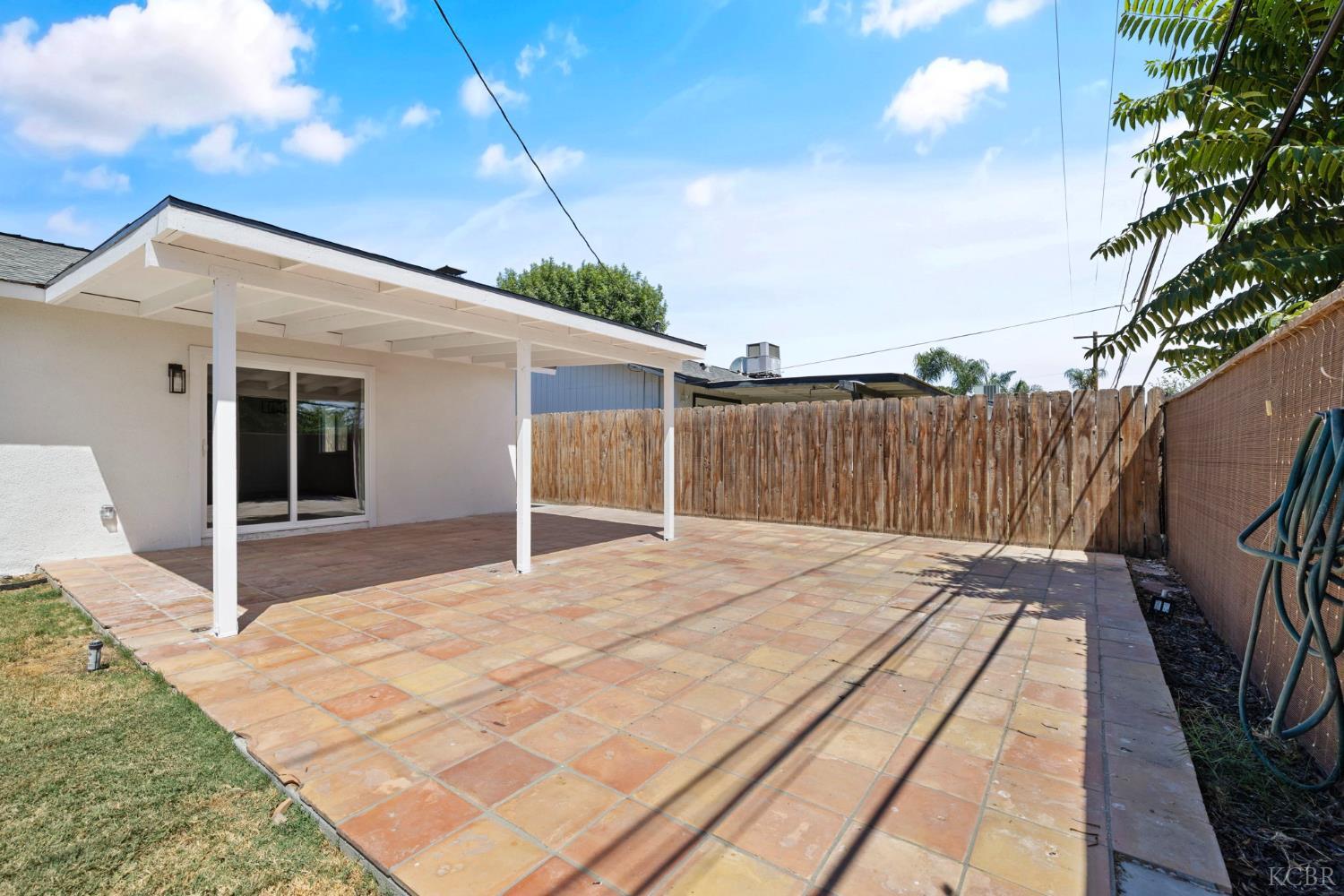 883 Clover Ln, Hanford, CA 93230