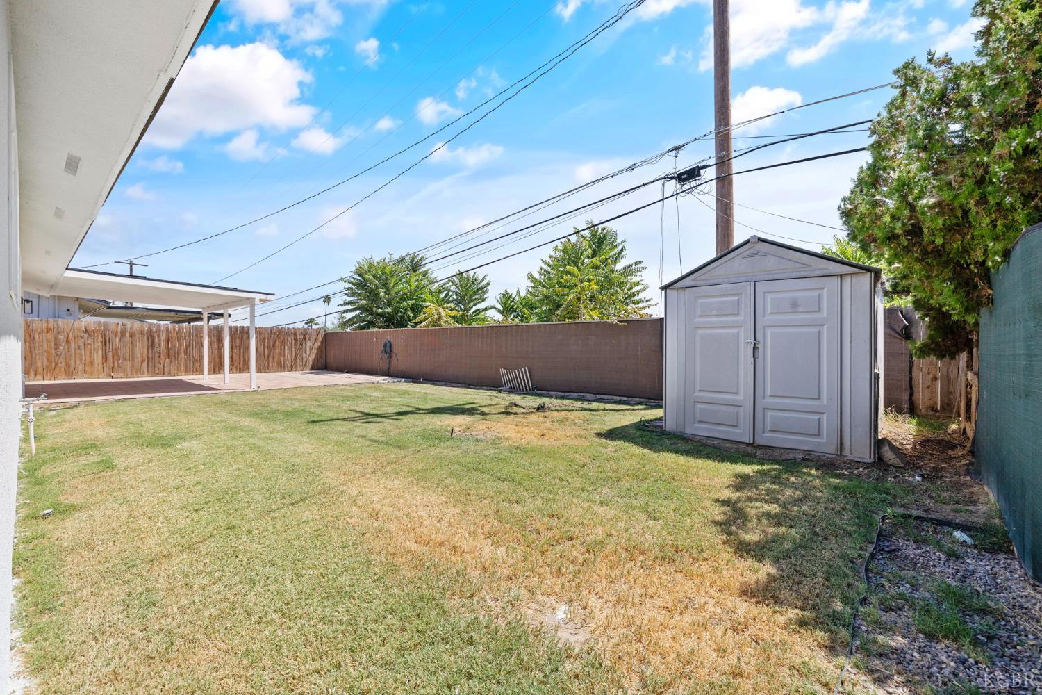 883 Clover Ln, Hanford, CA 93230