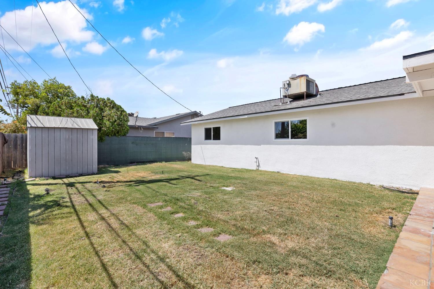 883 Clover Ln, Hanford, CA 93230