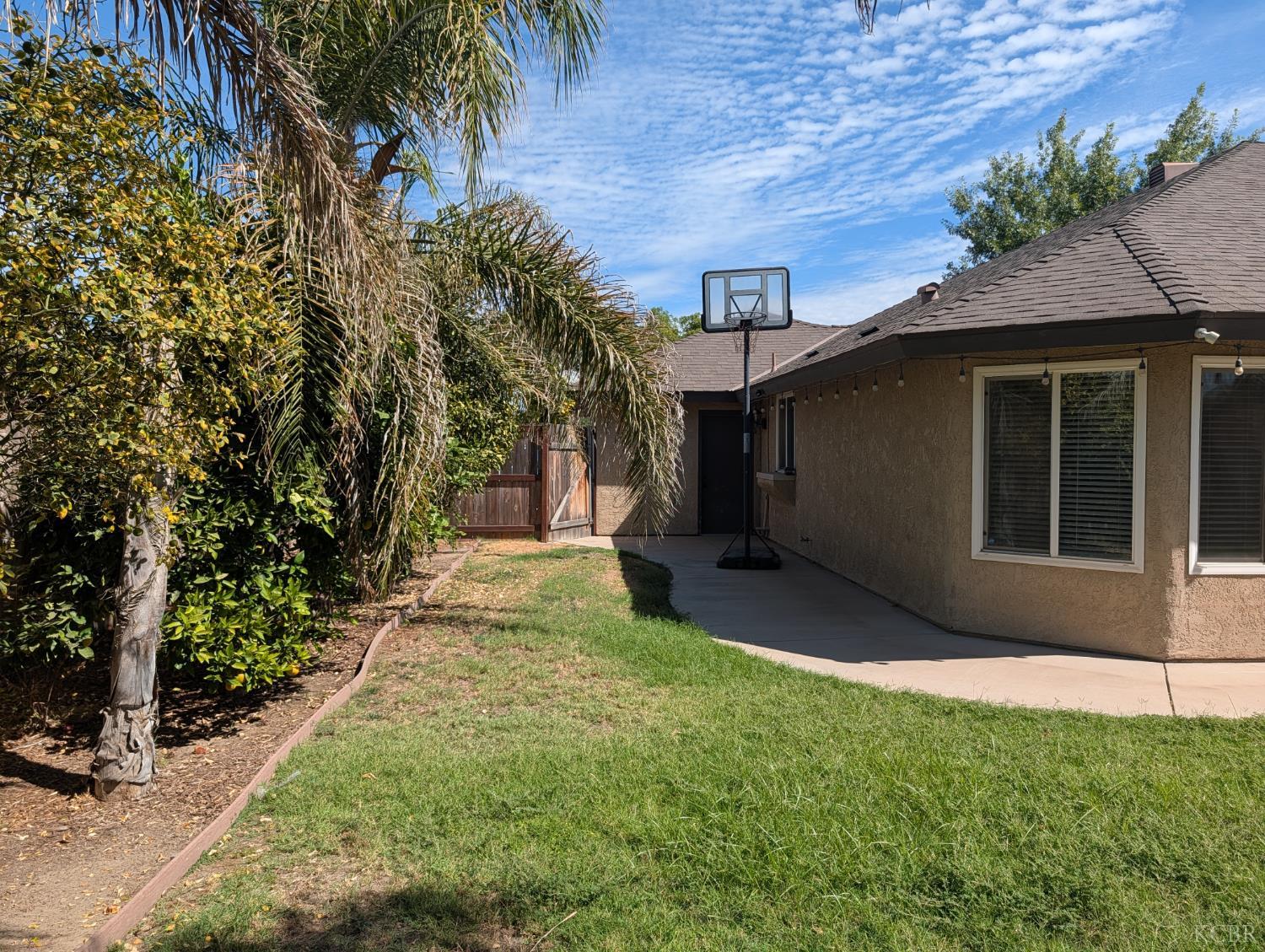 681 E Fargo Ave, Hanford, CA 93230