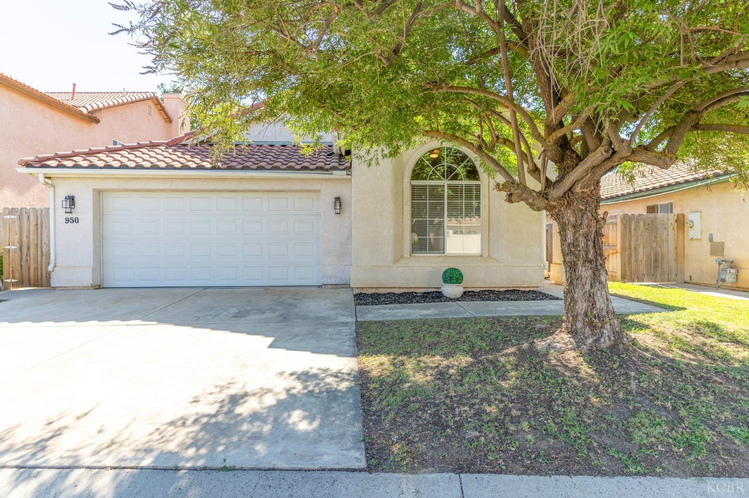 950 Laguna Dr, Lemoore, CA 93245
