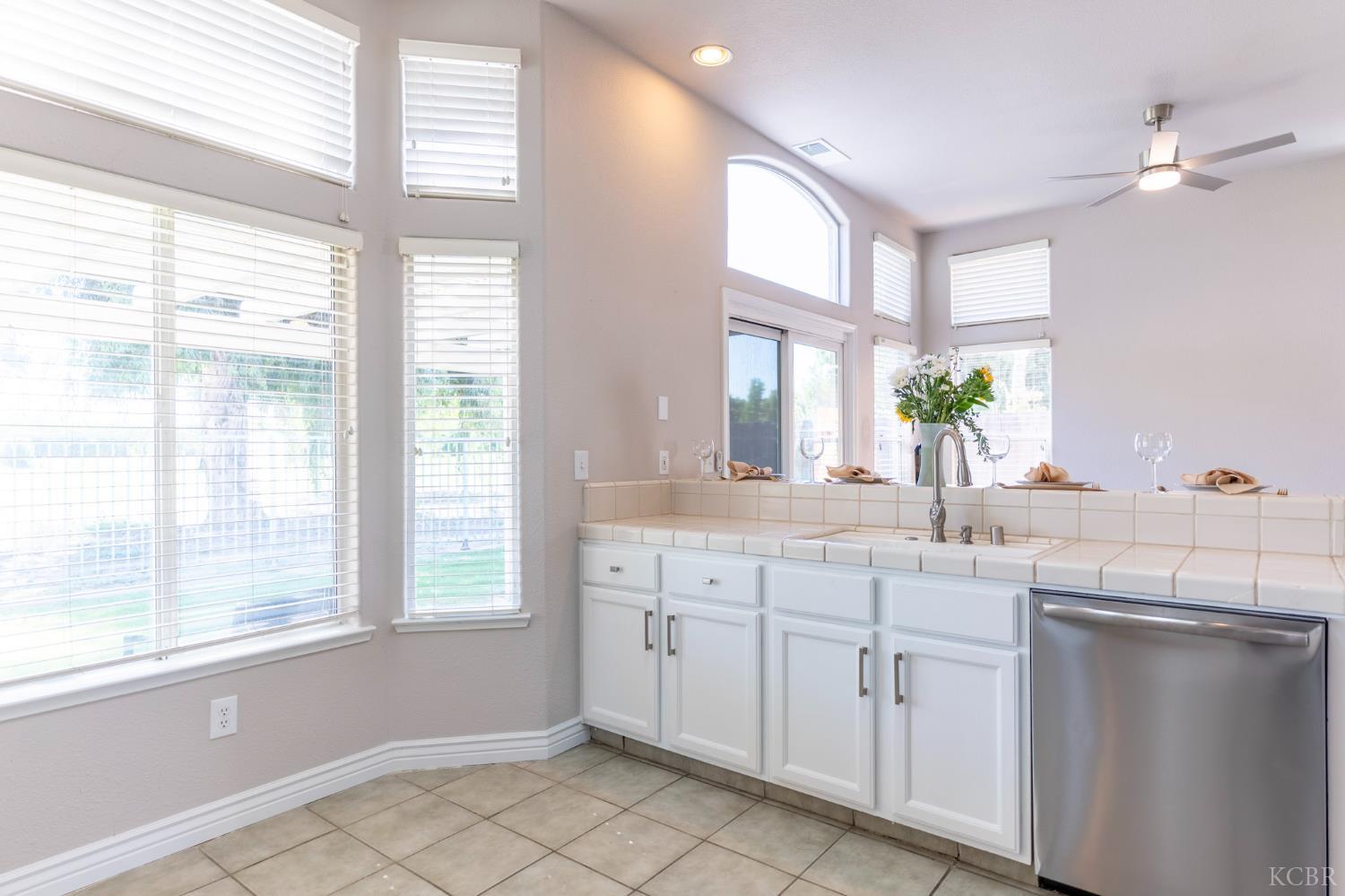 950 Laguna Dr, Lemoore, CA 93245