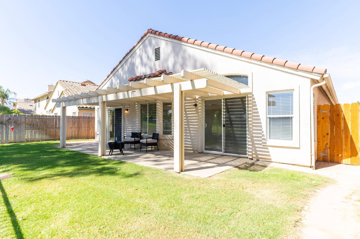 950 Laguna Dr, Lemoore, CA 93245