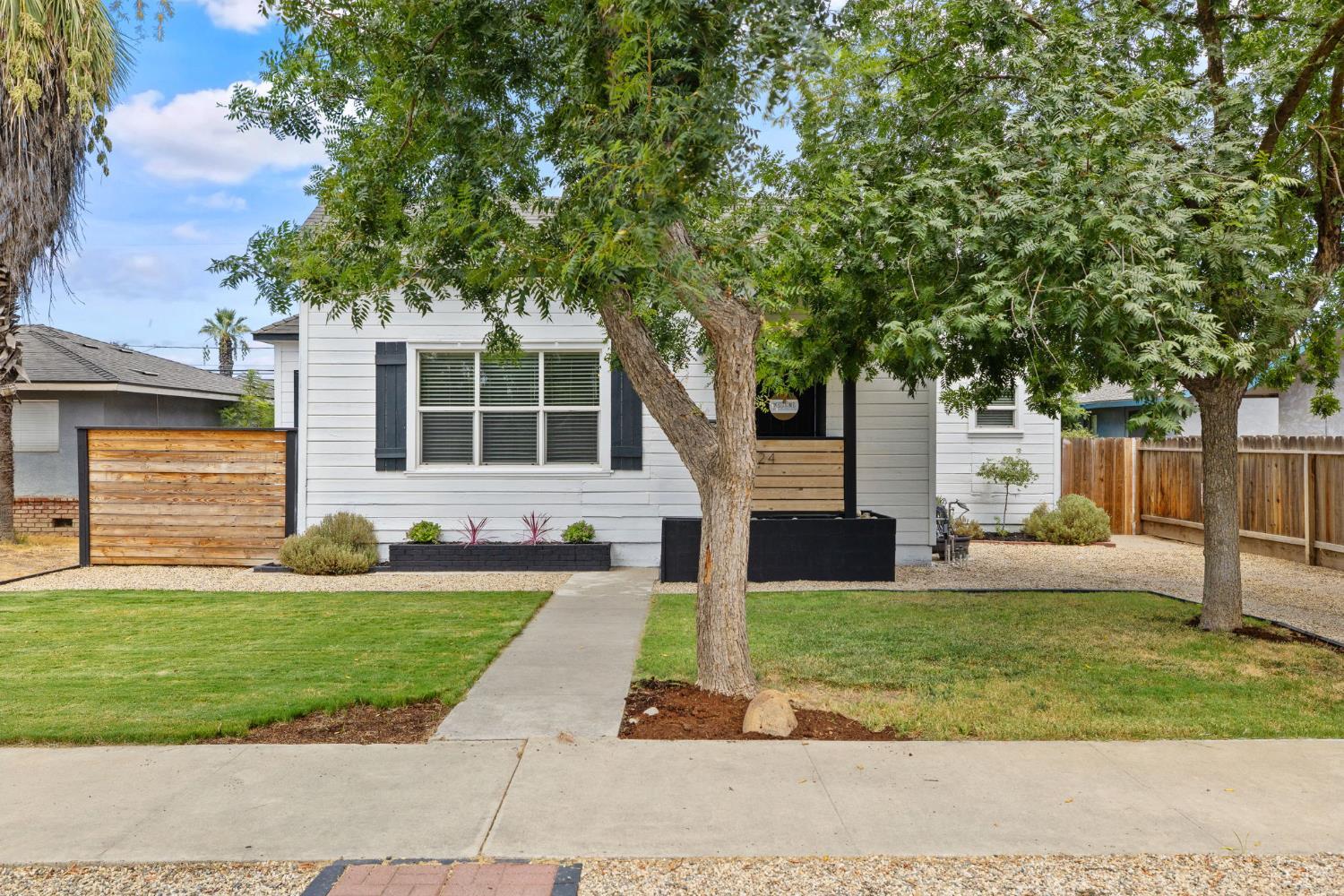 224 E 10th St, Hanford, CA 93230