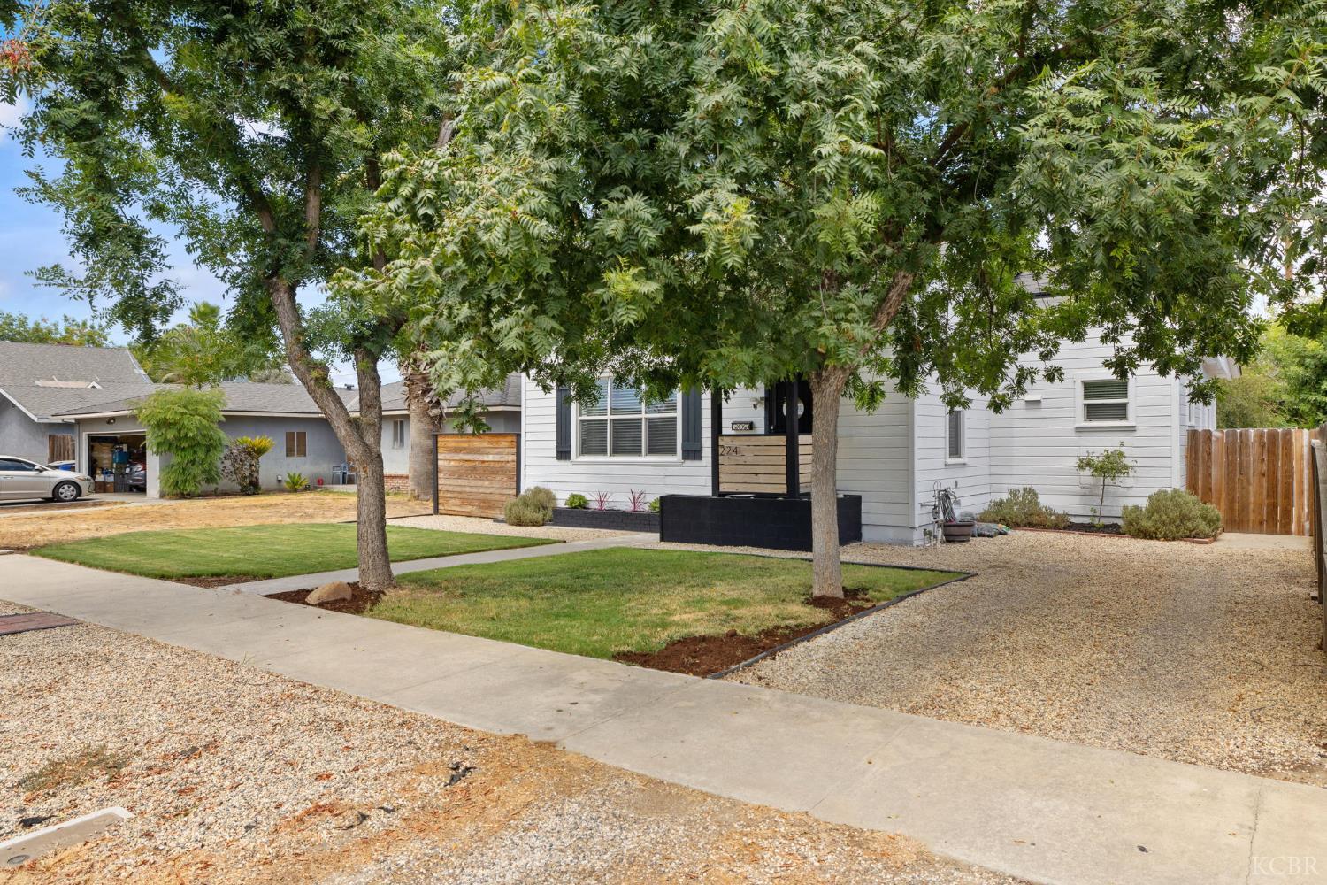 224 E 10th St, Hanford, CA 93230