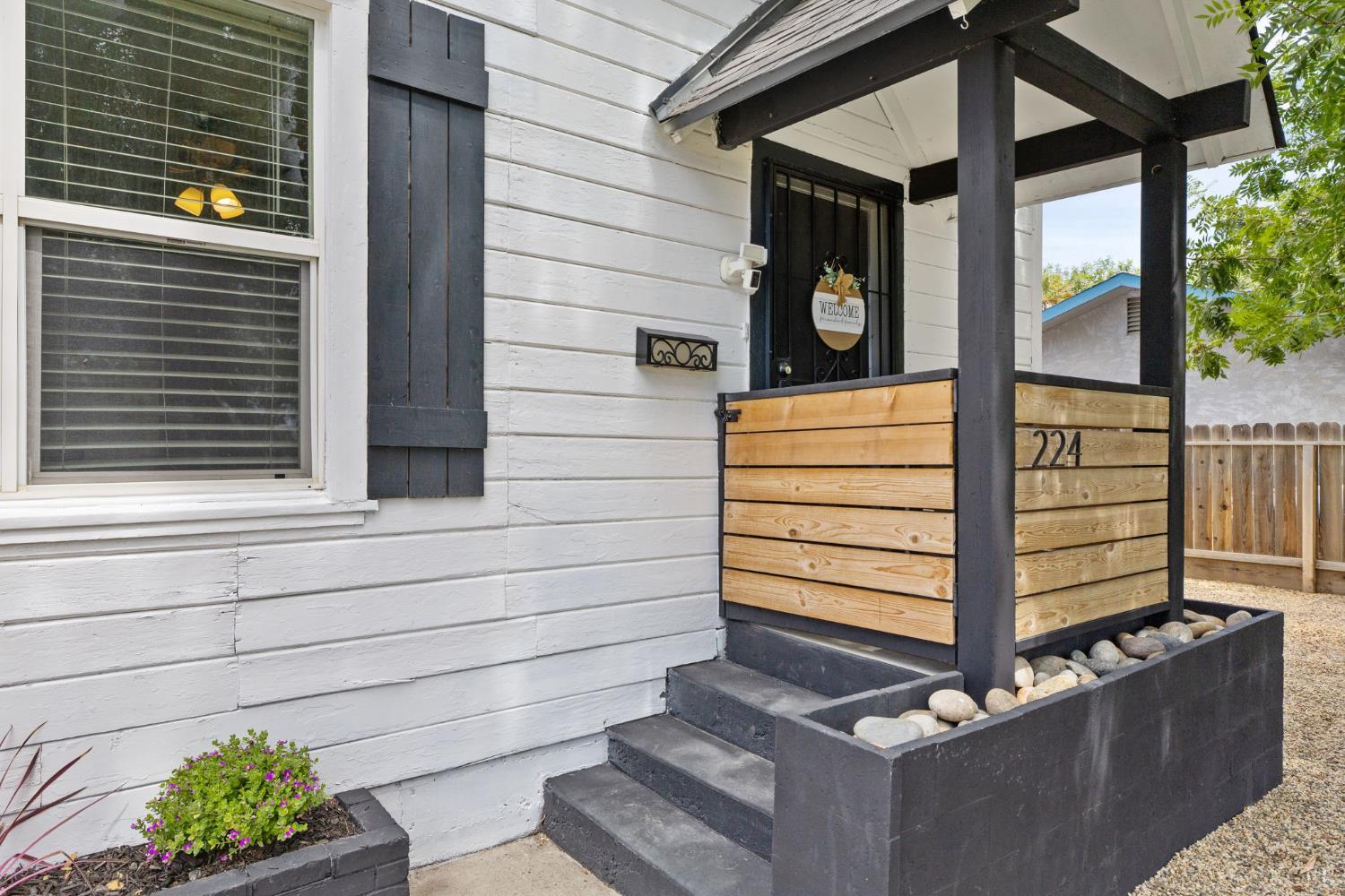 224 E 10th St, Hanford, CA 93230