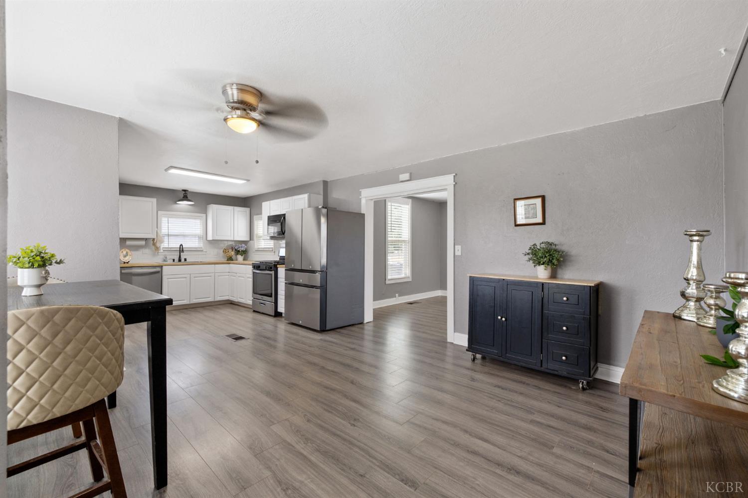 224 E 10th St, Hanford, CA 93230