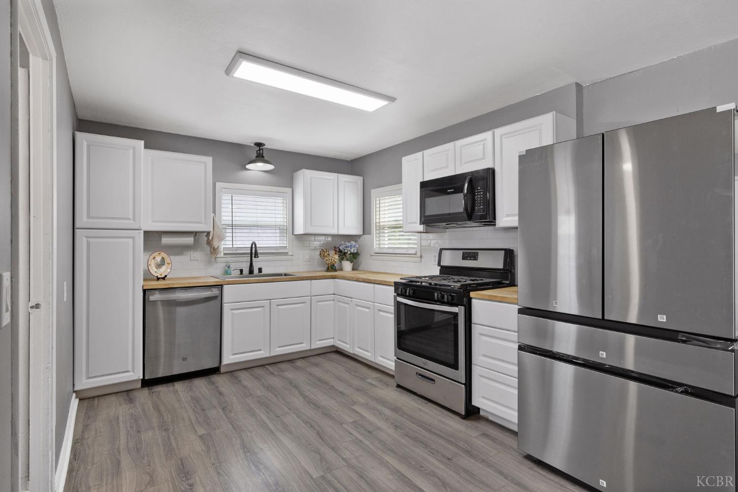 224 E 10th St, Hanford, CA 93230
