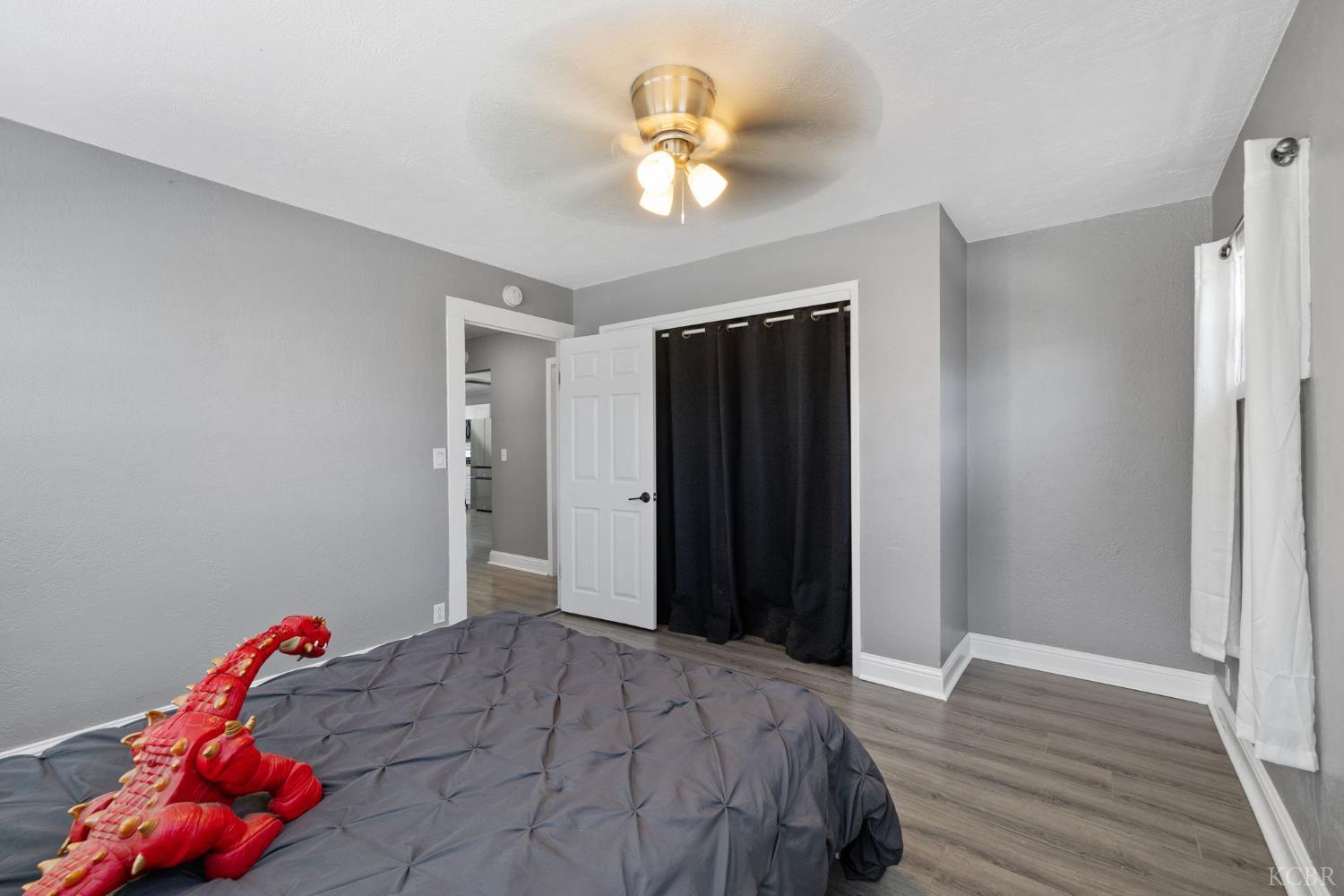 224 E 10th St, Hanford, CA 93230