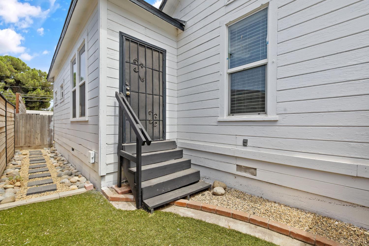 224 E 10th St, Hanford, CA 93230
