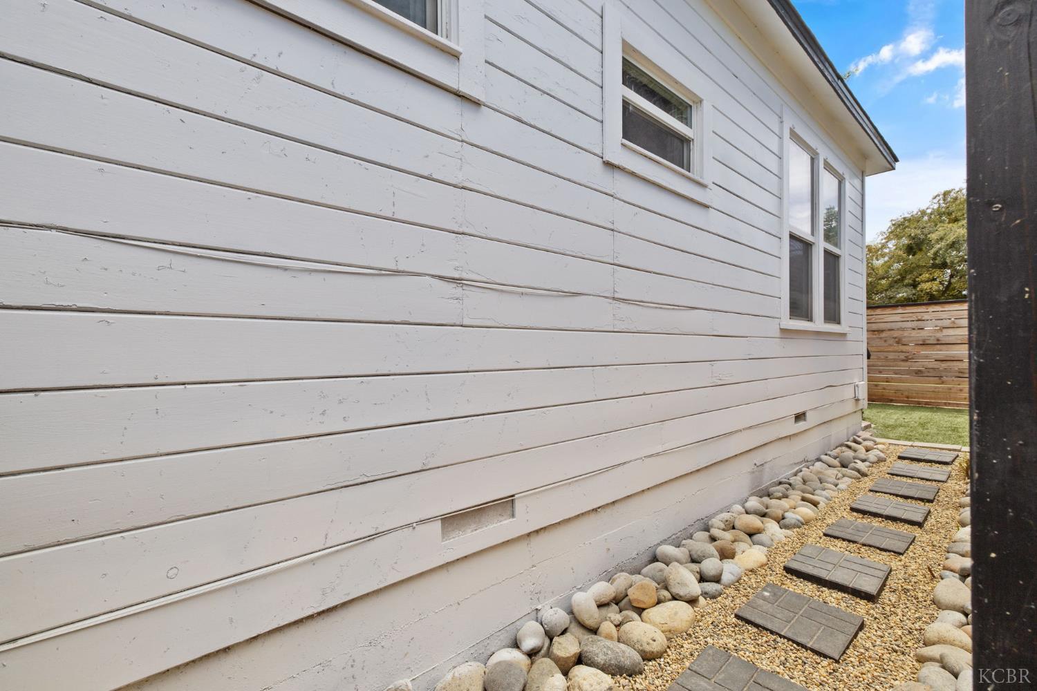 224 E 10th St, Hanford, CA 93230