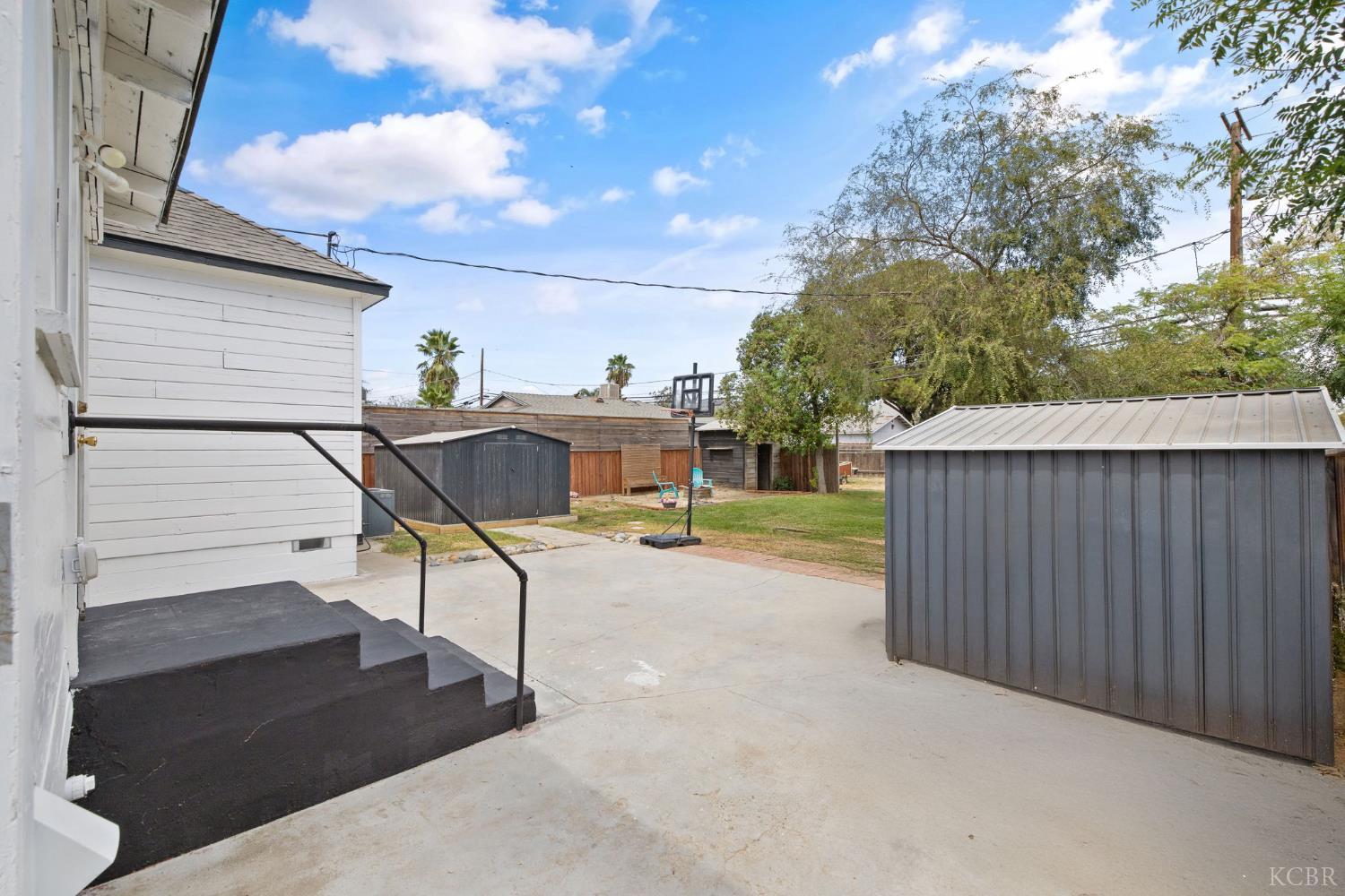 224 E 10th St, Hanford, CA 93230