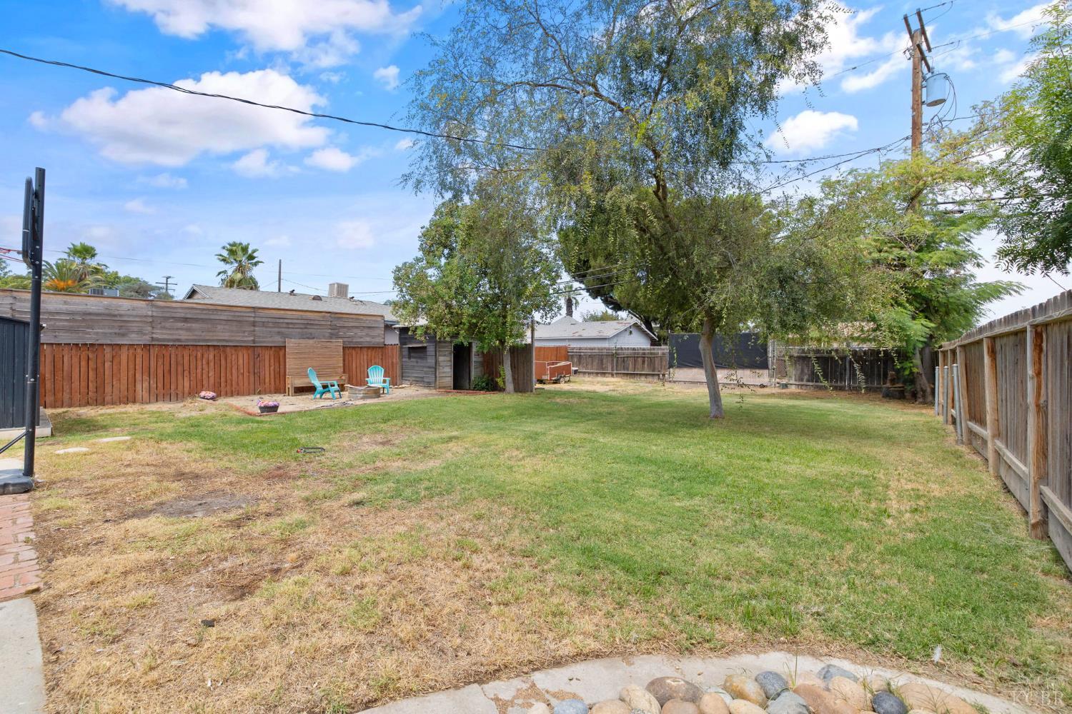 224 E 10th St, Hanford, CA 93230