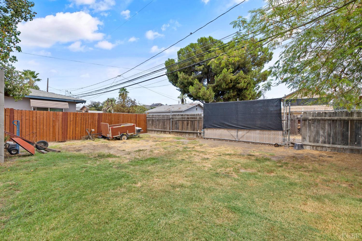 224 E 10th St, Hanford, CA 93230