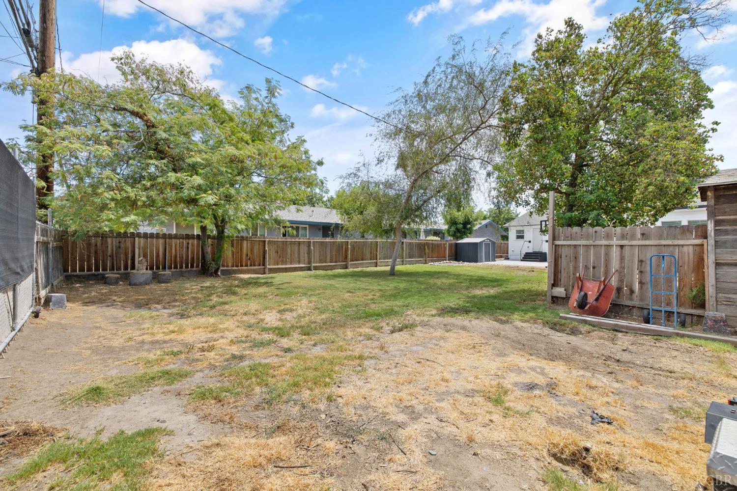 224 E 10th St, Hanford, CA 93230