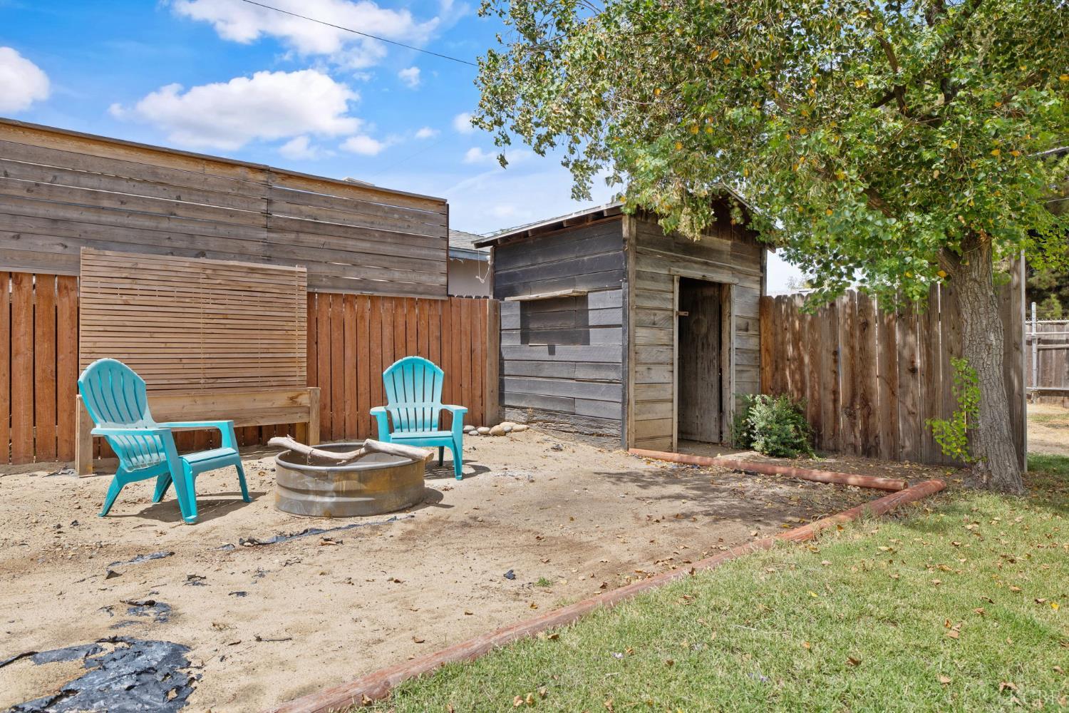 224 E 10th St, Hanford, CA 93230