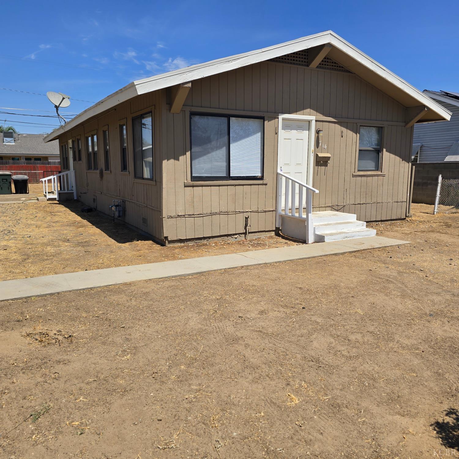 714 E Ivy St, Hanford, CA 93230