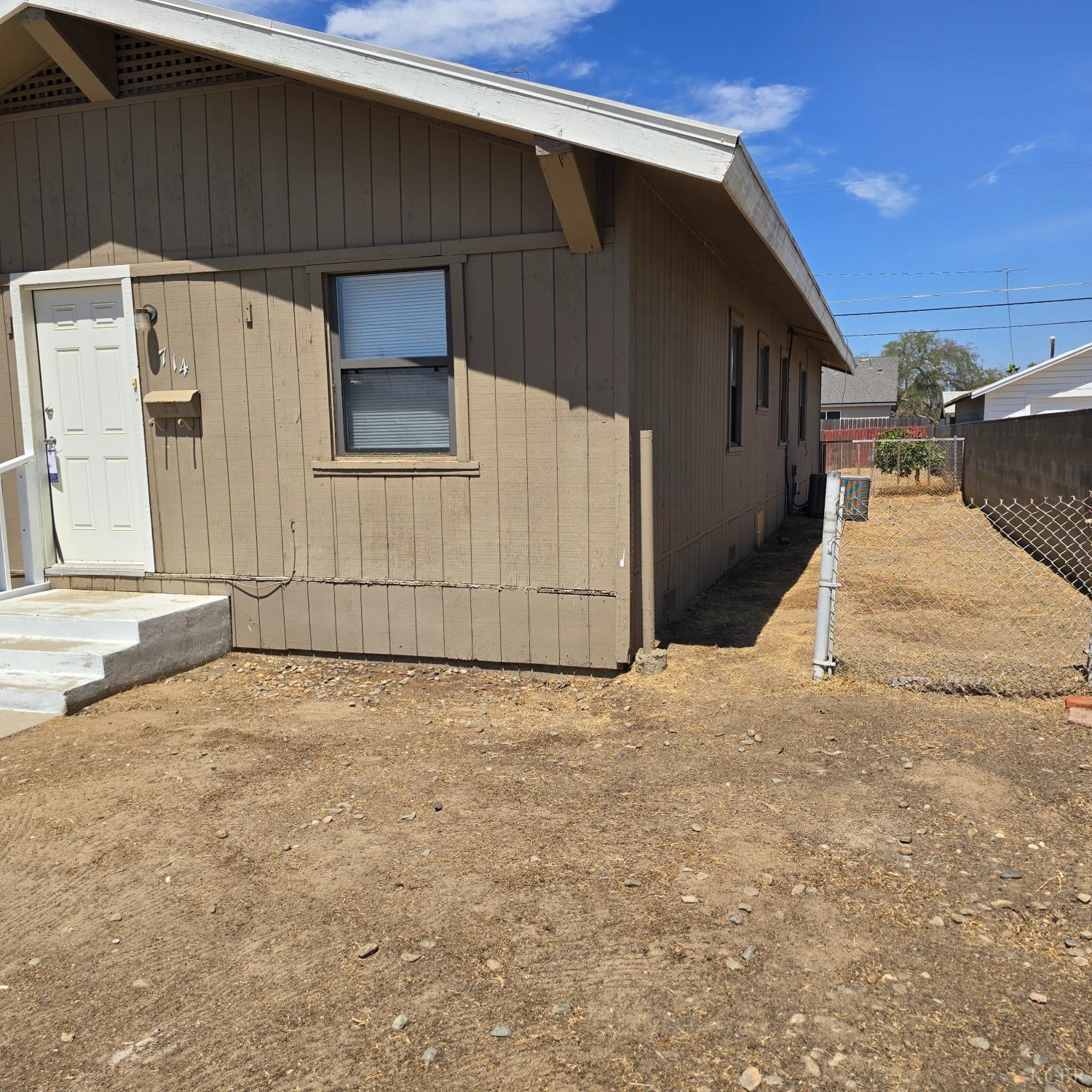 714 E Ivy St, Hanford, CA 93230