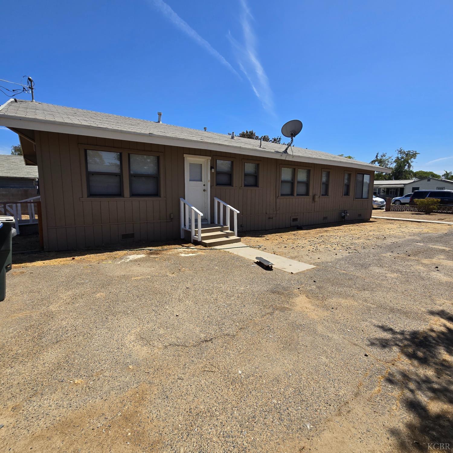 714 E Ivy St, Hanford, CA 93230