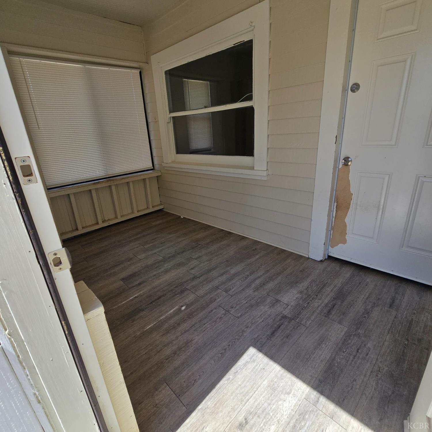 714 E Ivy St, Hanford, CA 93230