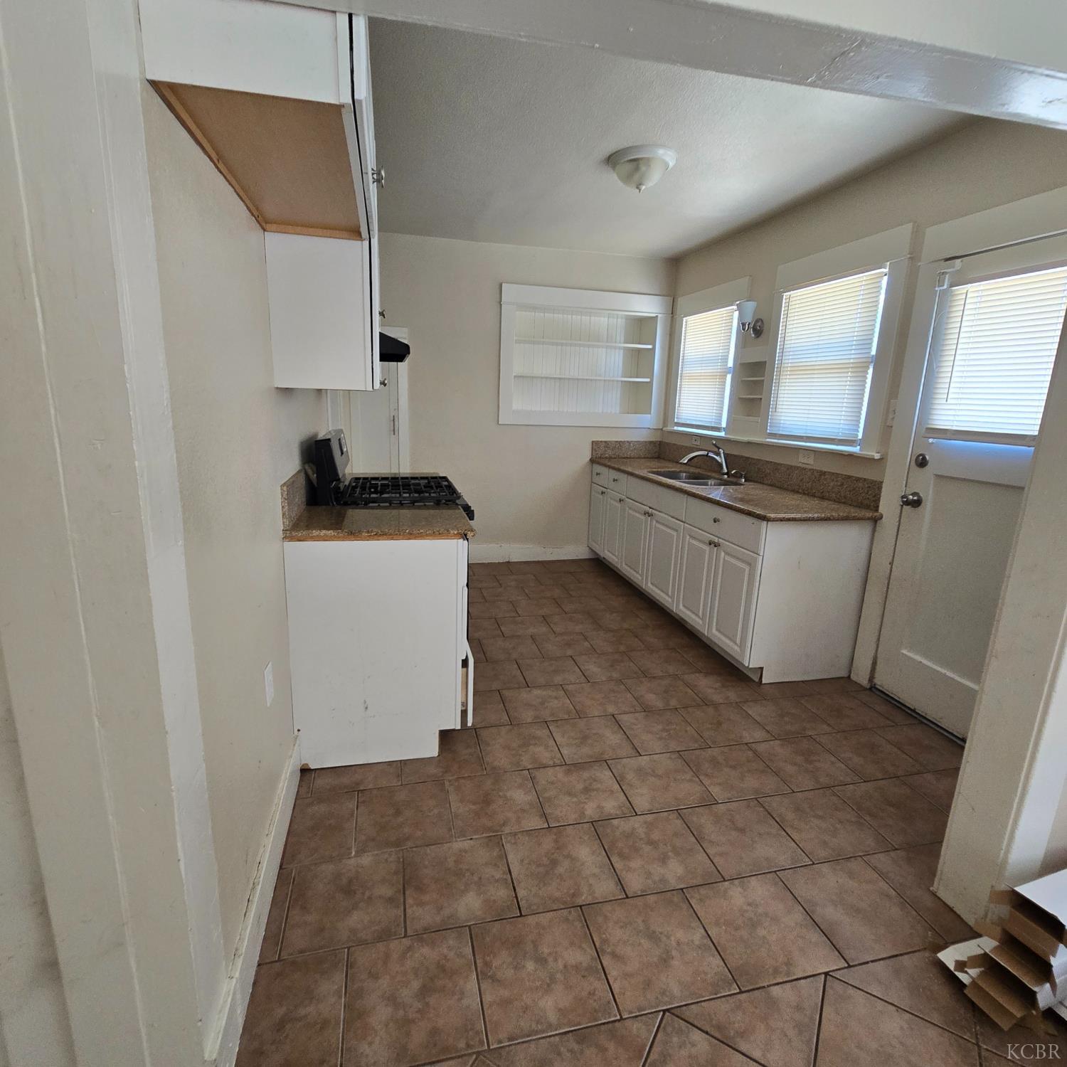 714 E Ivy St, Hanford, CA 93230