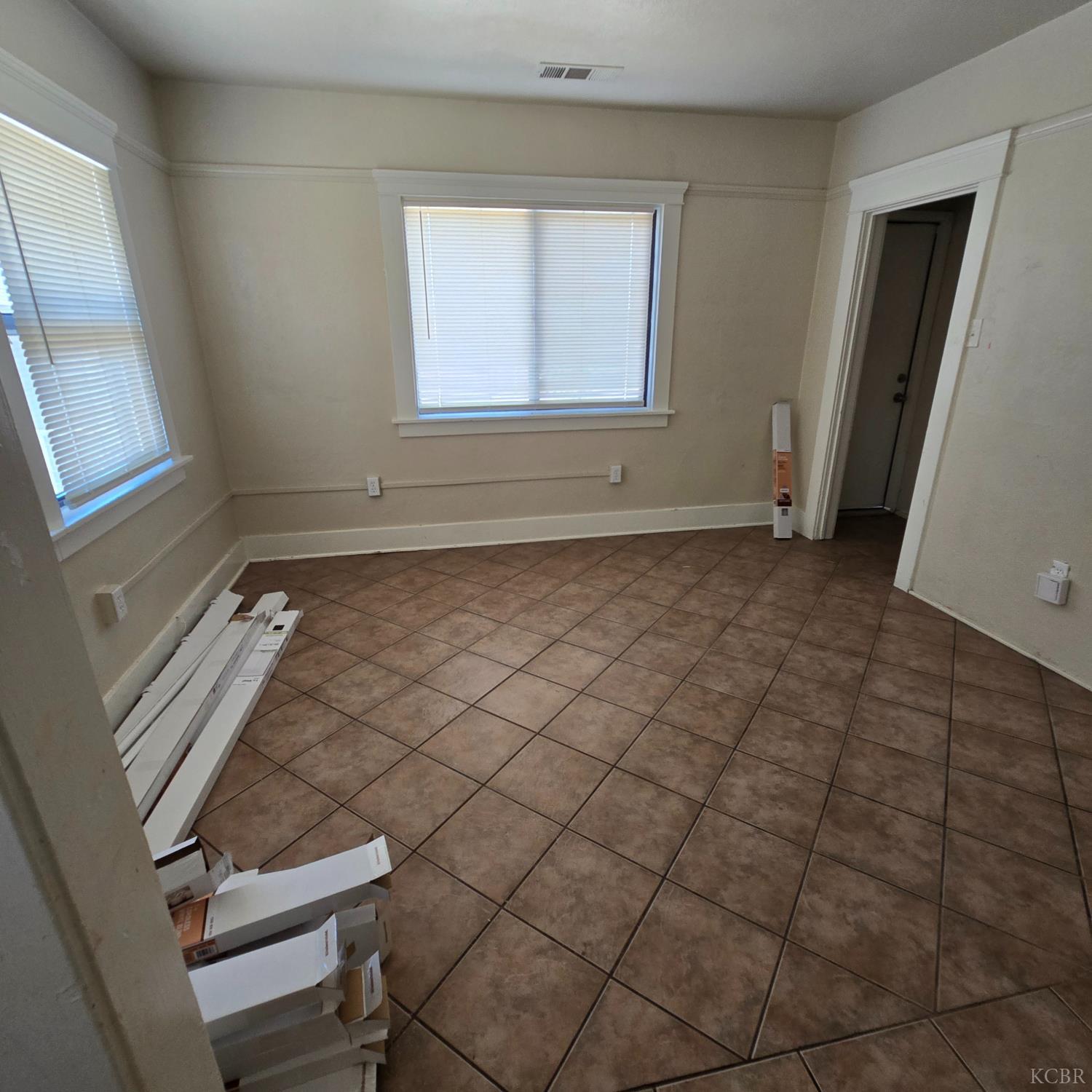 714 E Ivy St, Hanford, CA 93230