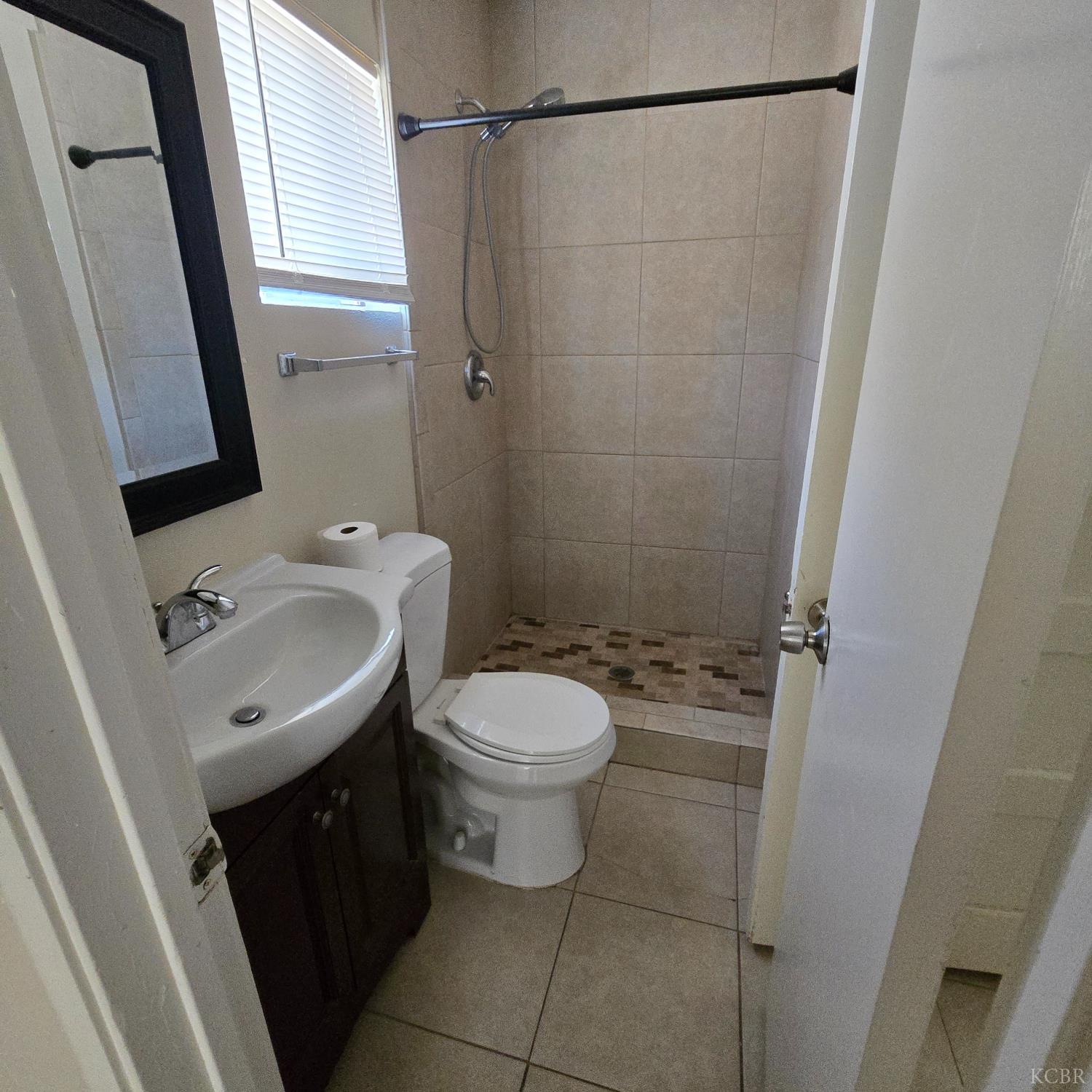 714 E Ivy St, Hanford, CA 93230